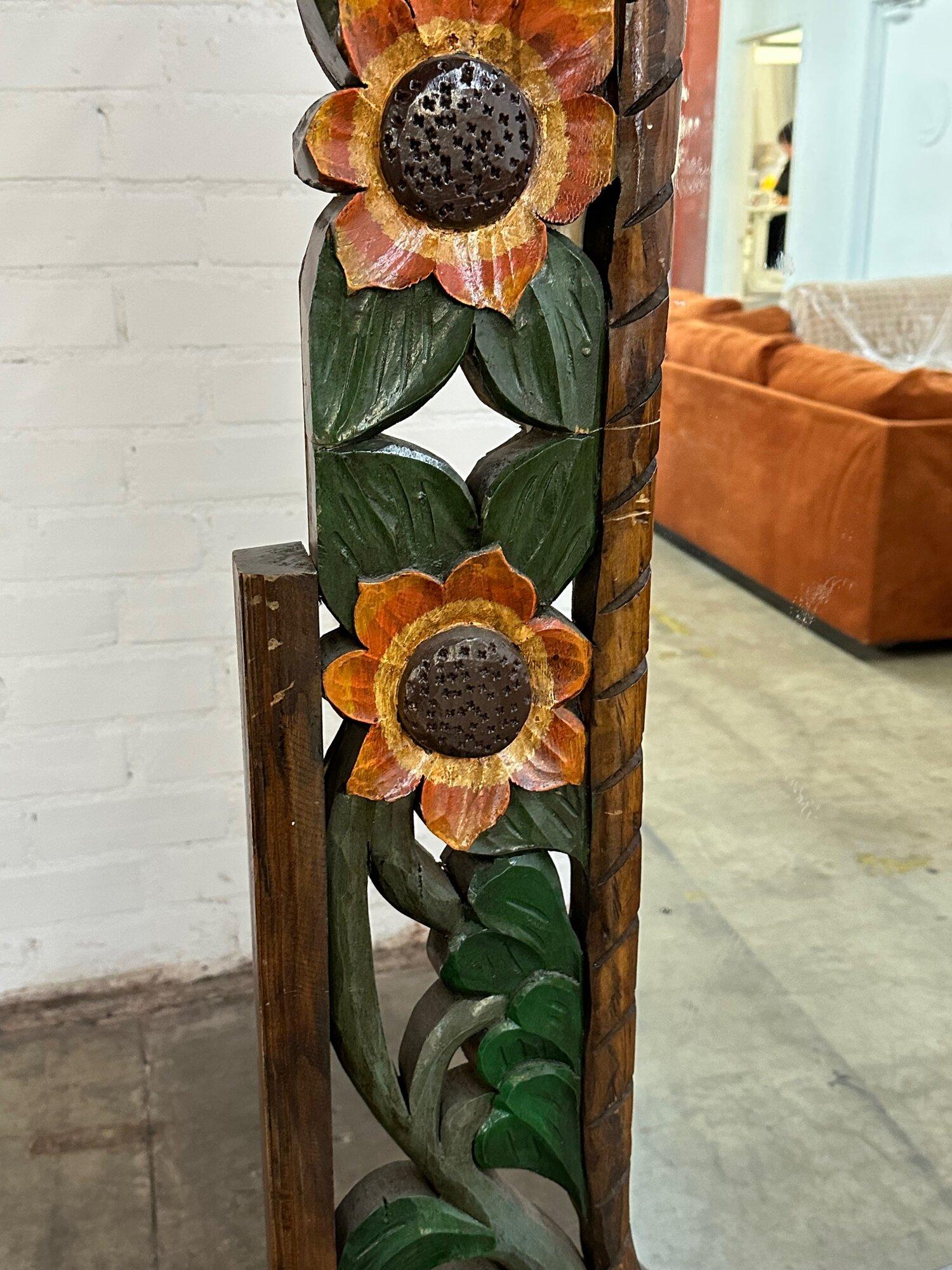 Espejo de pie girasol tallado vintage siglo XX en venta