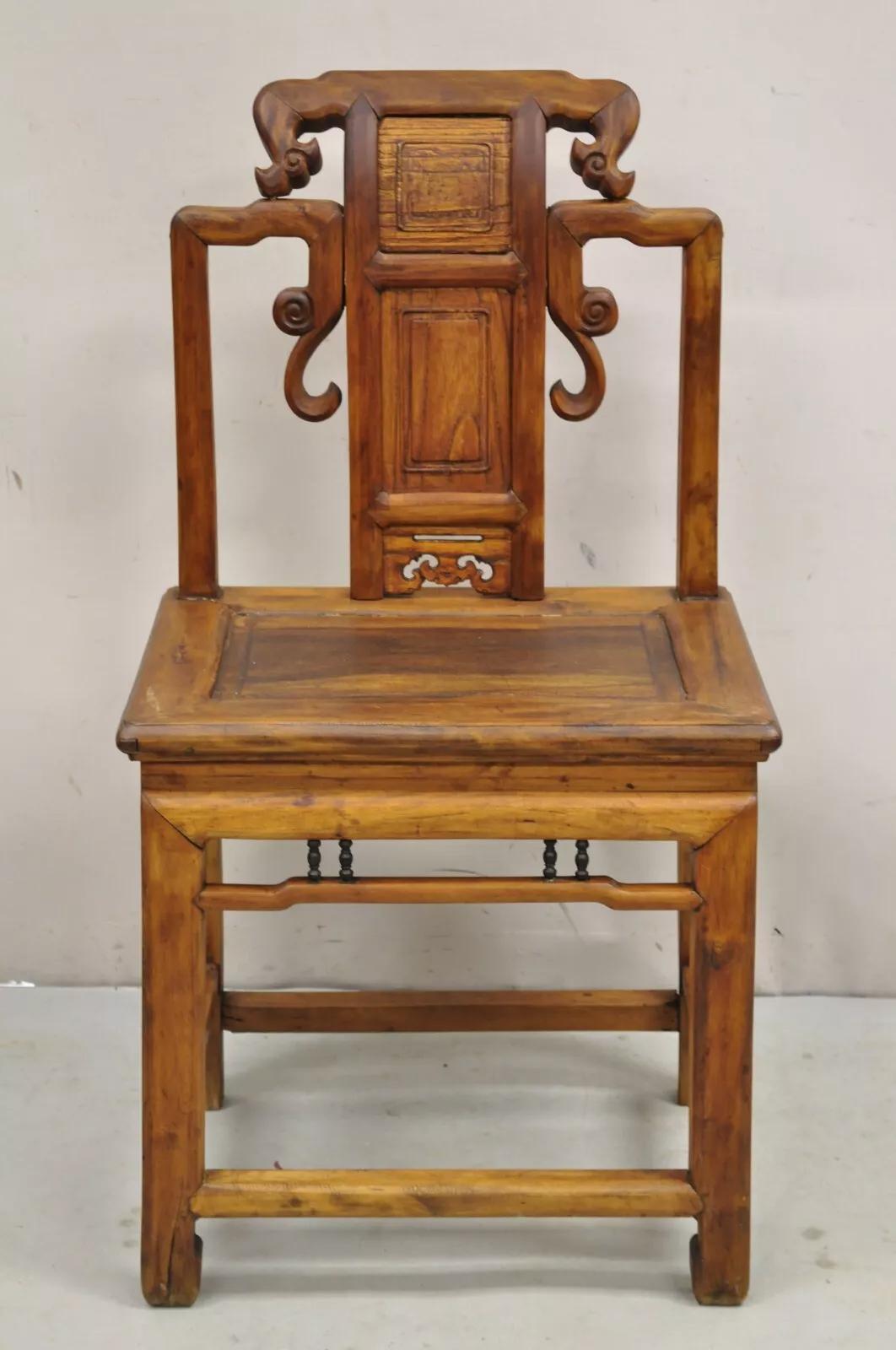 Sedia laterale vintage in legno di teak intagliato in stile Meiji imperiale giapponese. Circa metà del XX secolo. Misure: 37