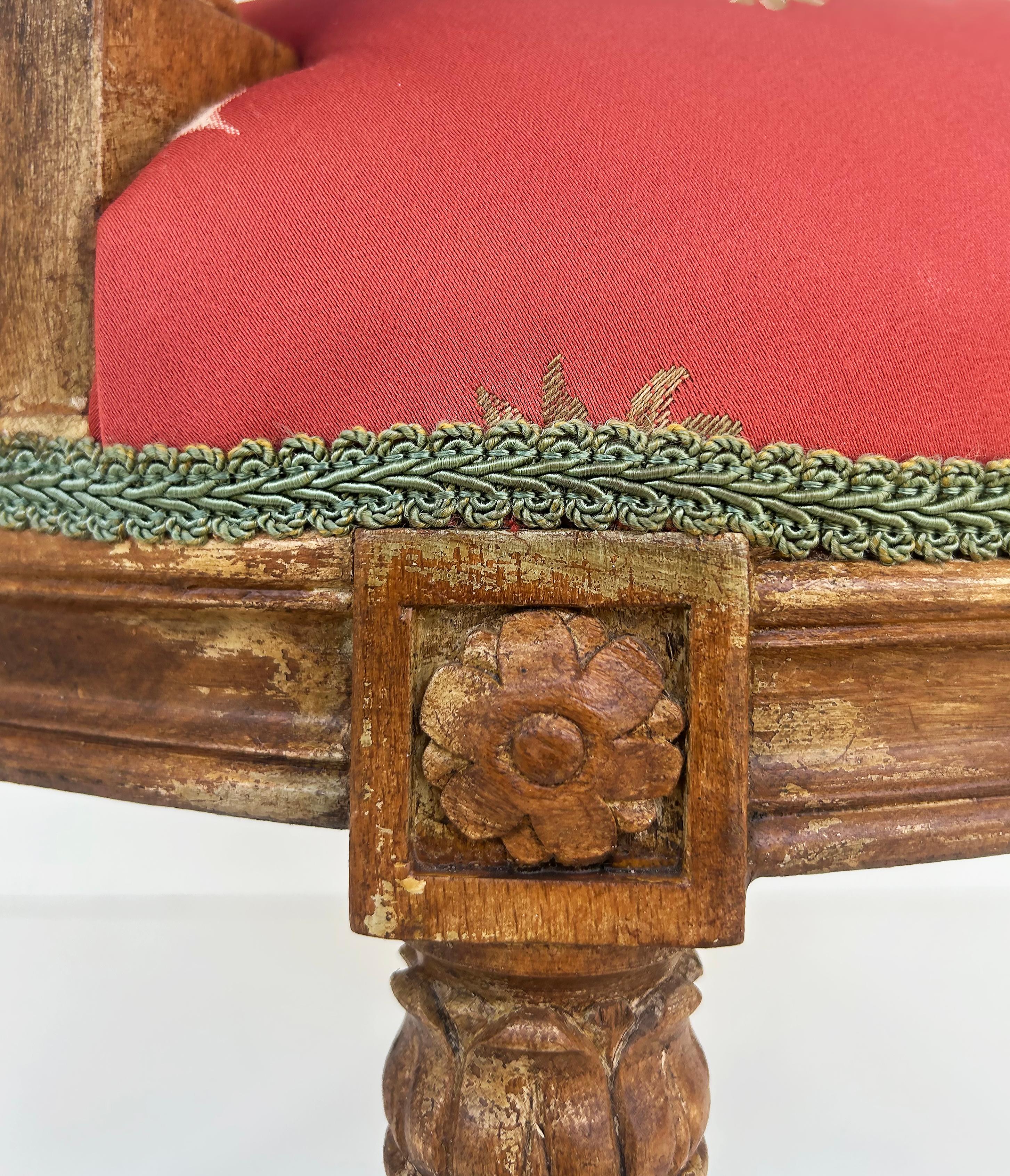 Fauteuils vénitiens anciens sculptés en bois plâtré avec sièges ananas en vente 5
