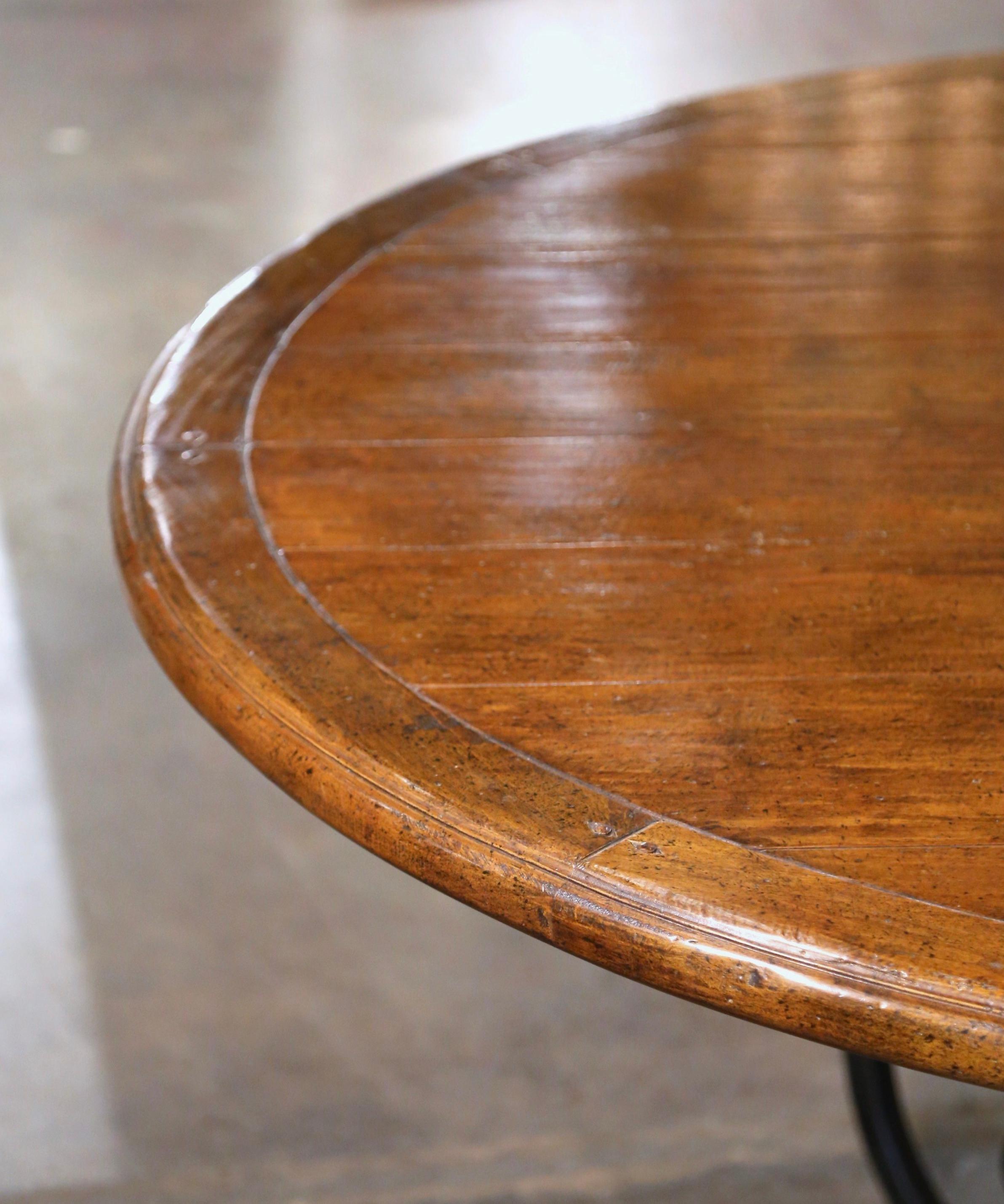 Noyer Table de salle à manger ronde en noyer sculpté sur base en fer forgé à quatre pieds en vente