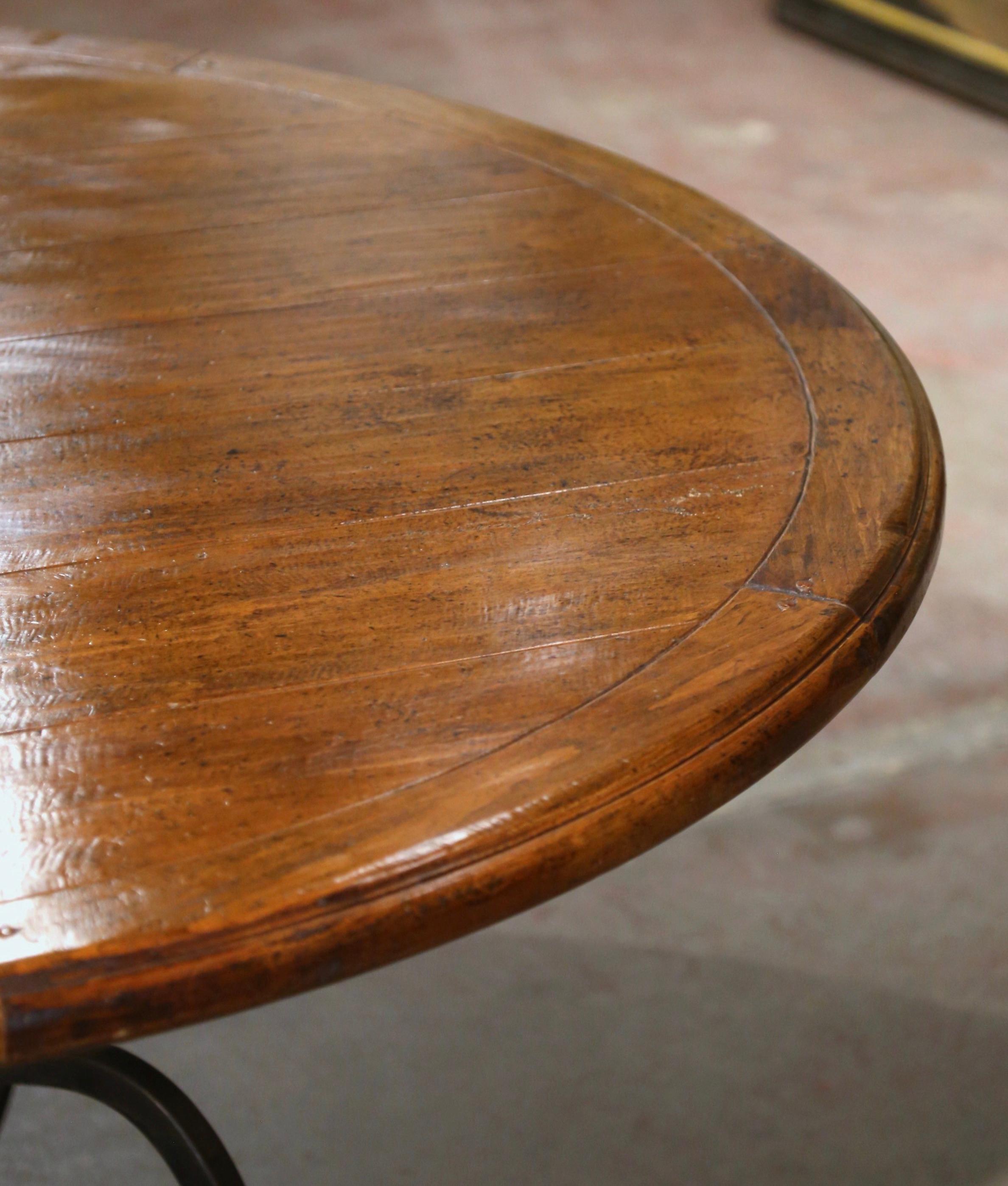 Table de salle à manger ronde en noyer sculpté sur base en fer forgé à quatre pieds en vente 1