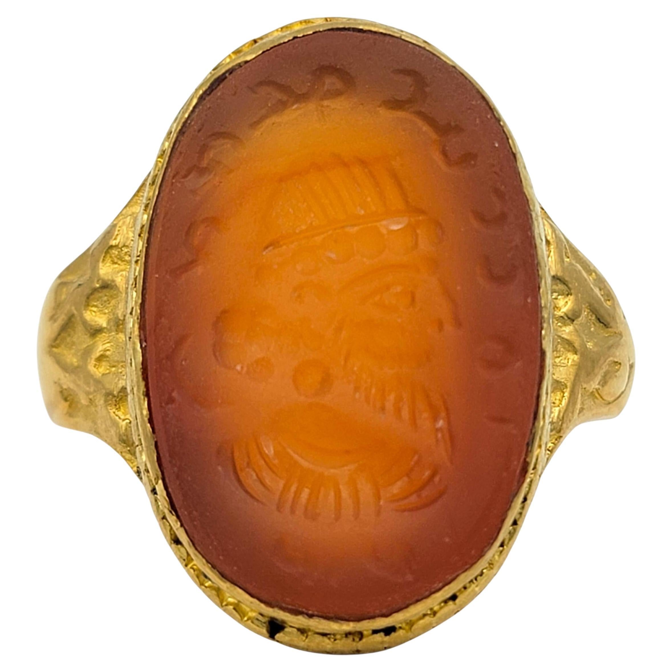 Anello da cocktail con corniola ovale intagliata e vintage in oro giallo 22 carati