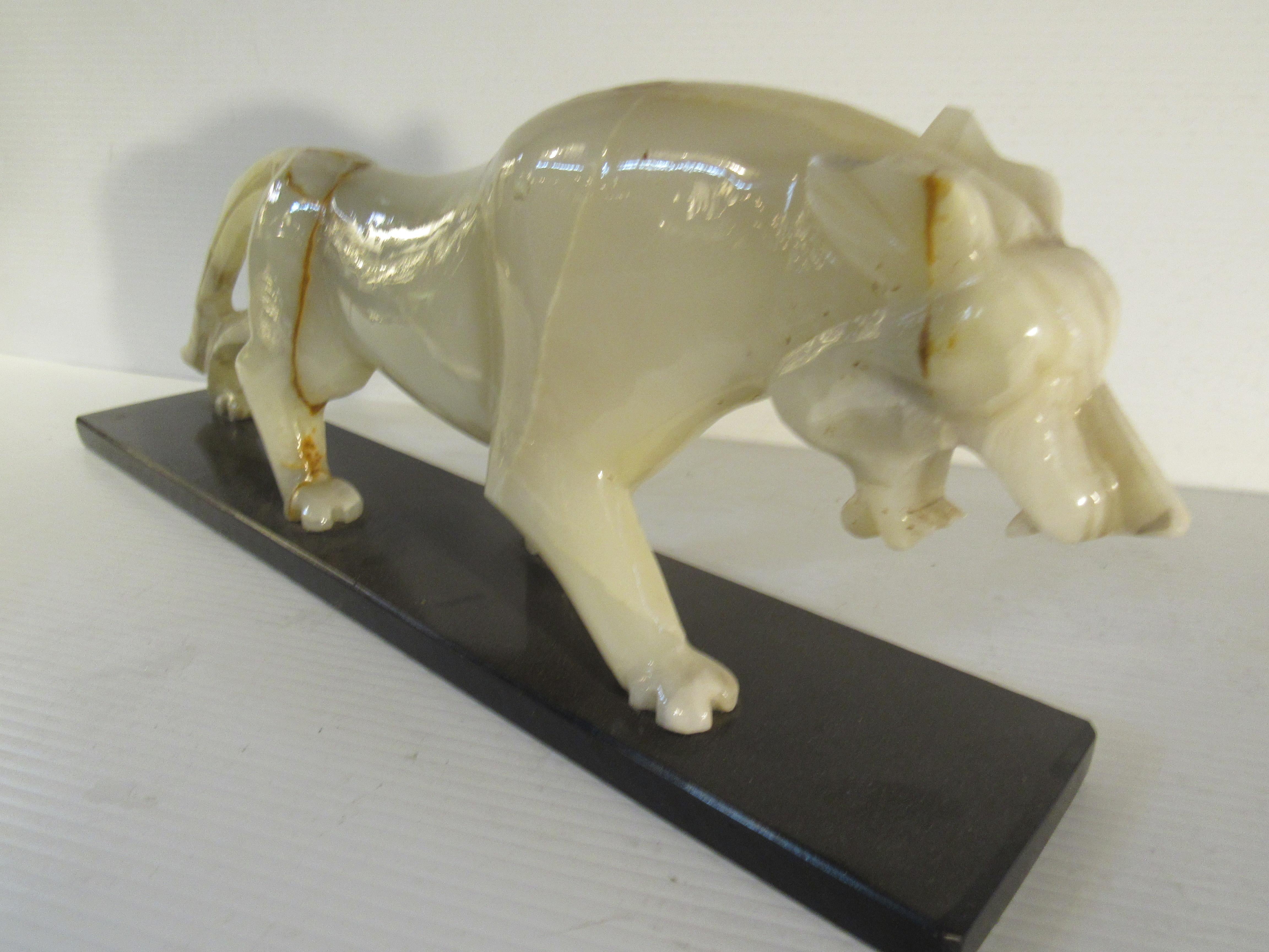 Geschnitzter Panther aus weißer Jade, Vintage (20. Jahrhundert) im Angebot