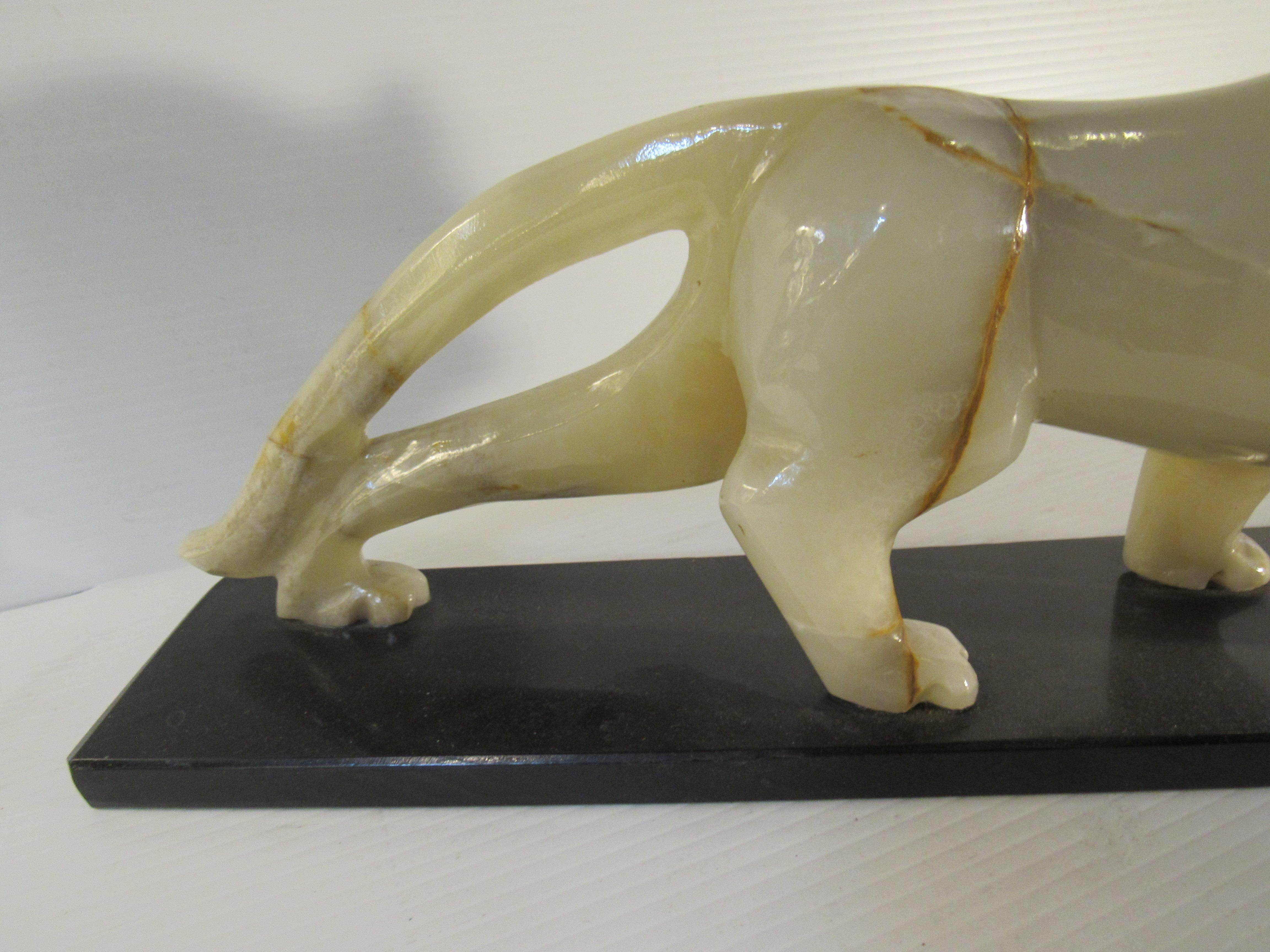 Geschnitzter Panther aus weißer Jade, Vintage (Stein) im Angebot