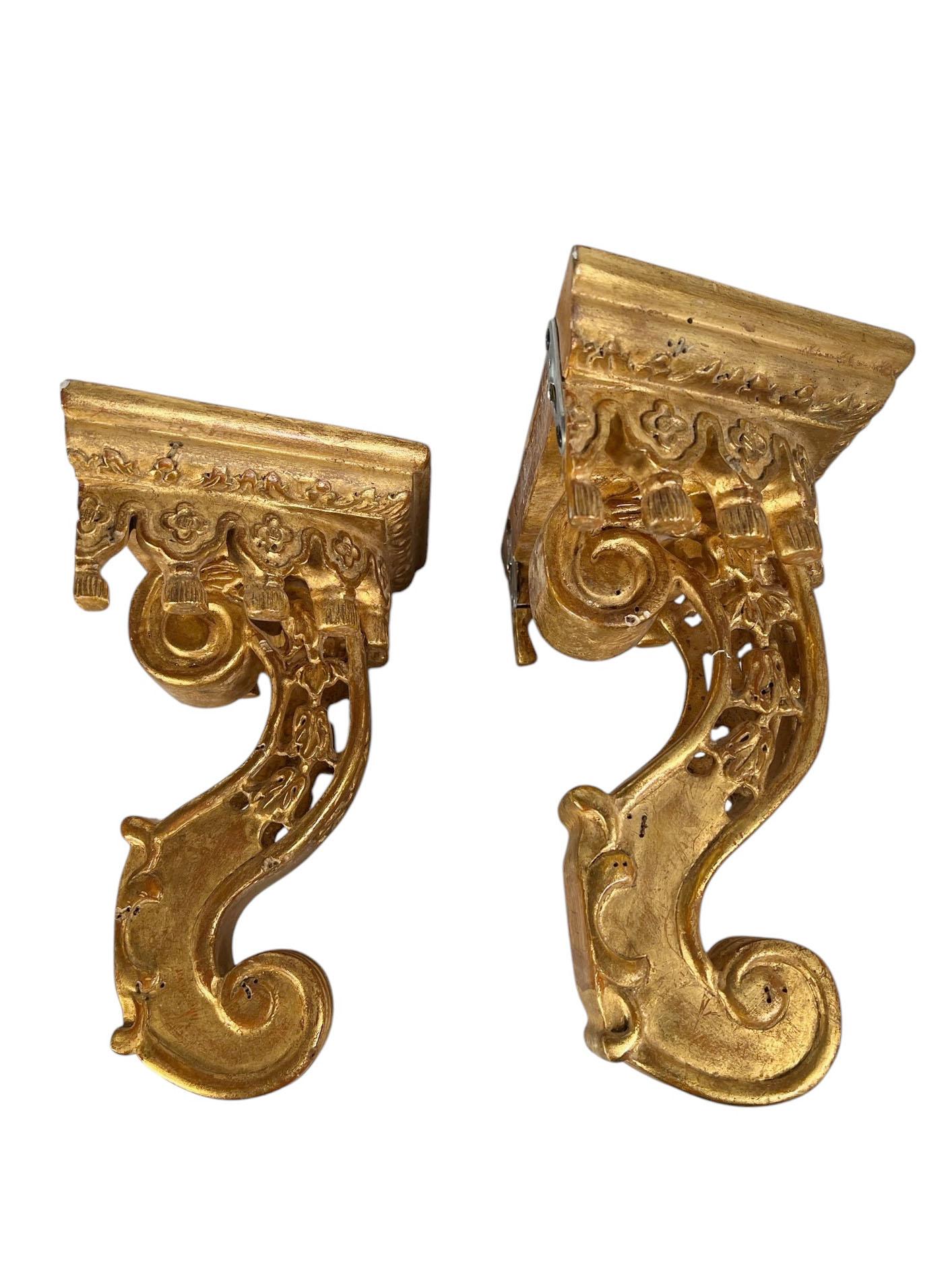 Vintage geschnitzt Wood und vergoldet floralen Klammern im Zustand „Gut“ im Angebot in Dallas, TX