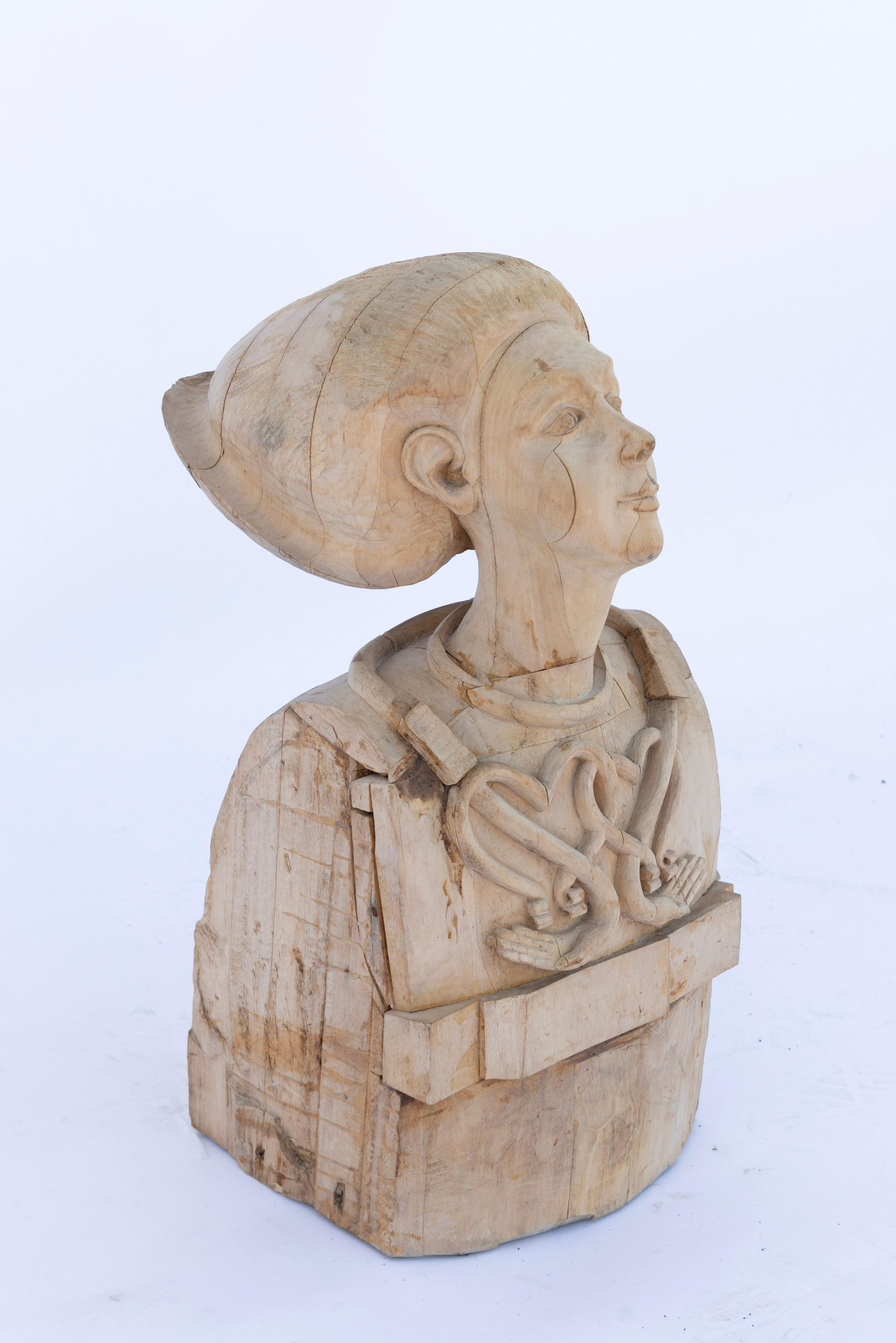 Cette sculpture d'ange vintage en bois sculpté est chargée d'histoire.  Les Anges de Manhattan ont été commandés au milieu du XXe siècle pour la restauration d'une église à New York.  Le sculpteur Bogden Bogkowski a été chargé de tailler ces 