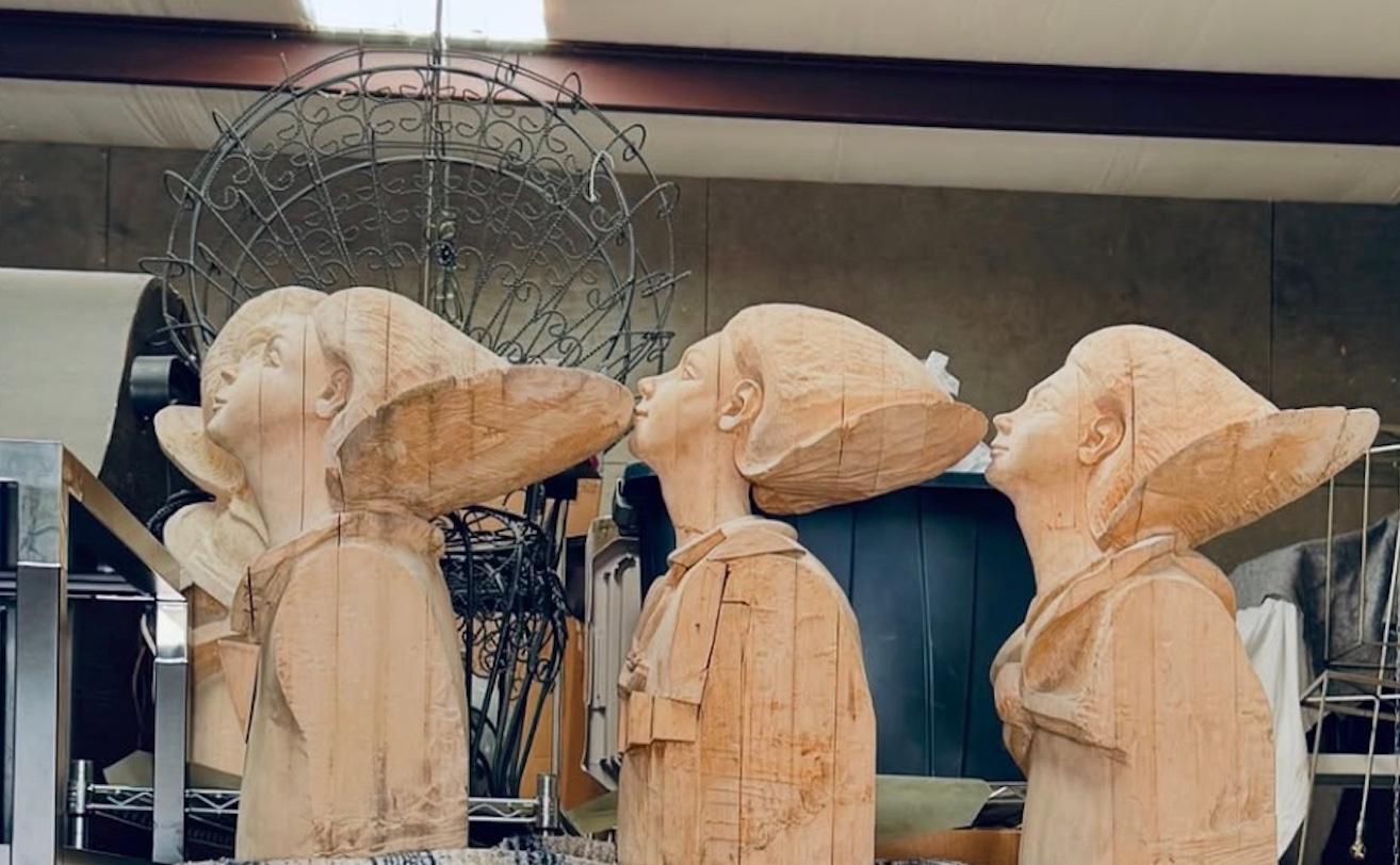 Cette sculpture d'ange vintage en bois sculpté est chargée d'histoire.  Les Anges de Manhattan ont été commandés au milieu du XXe siècle pour la restauration d'une église à New York.  Le sculpteur Bogden Bogkowski a été chargé de tailler ces 