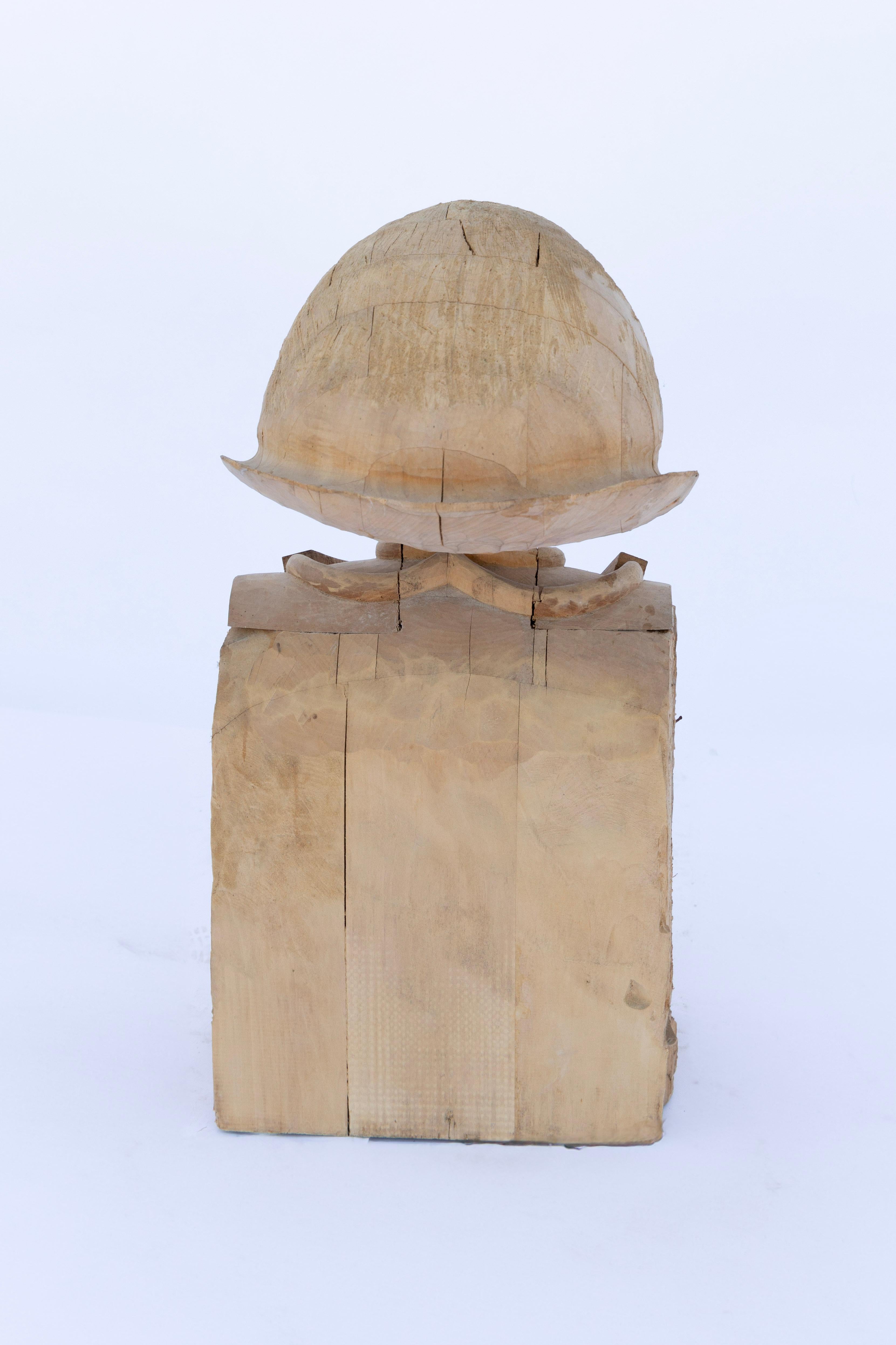 Nord-américain Moule d'ange vintage en bois sculpté avec plaque de boutonnage en forme de cœur en vente