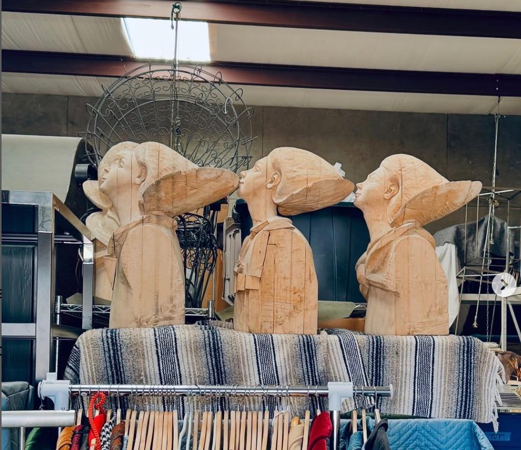 Bois Moule d'ange vintage en bois sculpté avec plaque de boutonnage en forme de cœur en vente