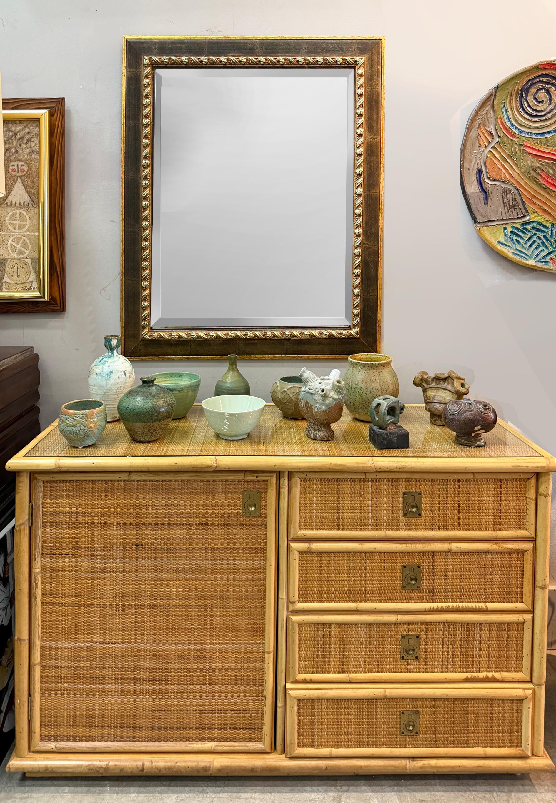 Specchio d'epoca in legno intagliato con vetro smussato, argento, dettagli dorati di Ren-Wil

In vendita c'è uno specchio vintage in legno con bordi intagliati e rifiniti con dettagli in argento e oro. Il bordo esterno è in oro. Lo specchio è ben