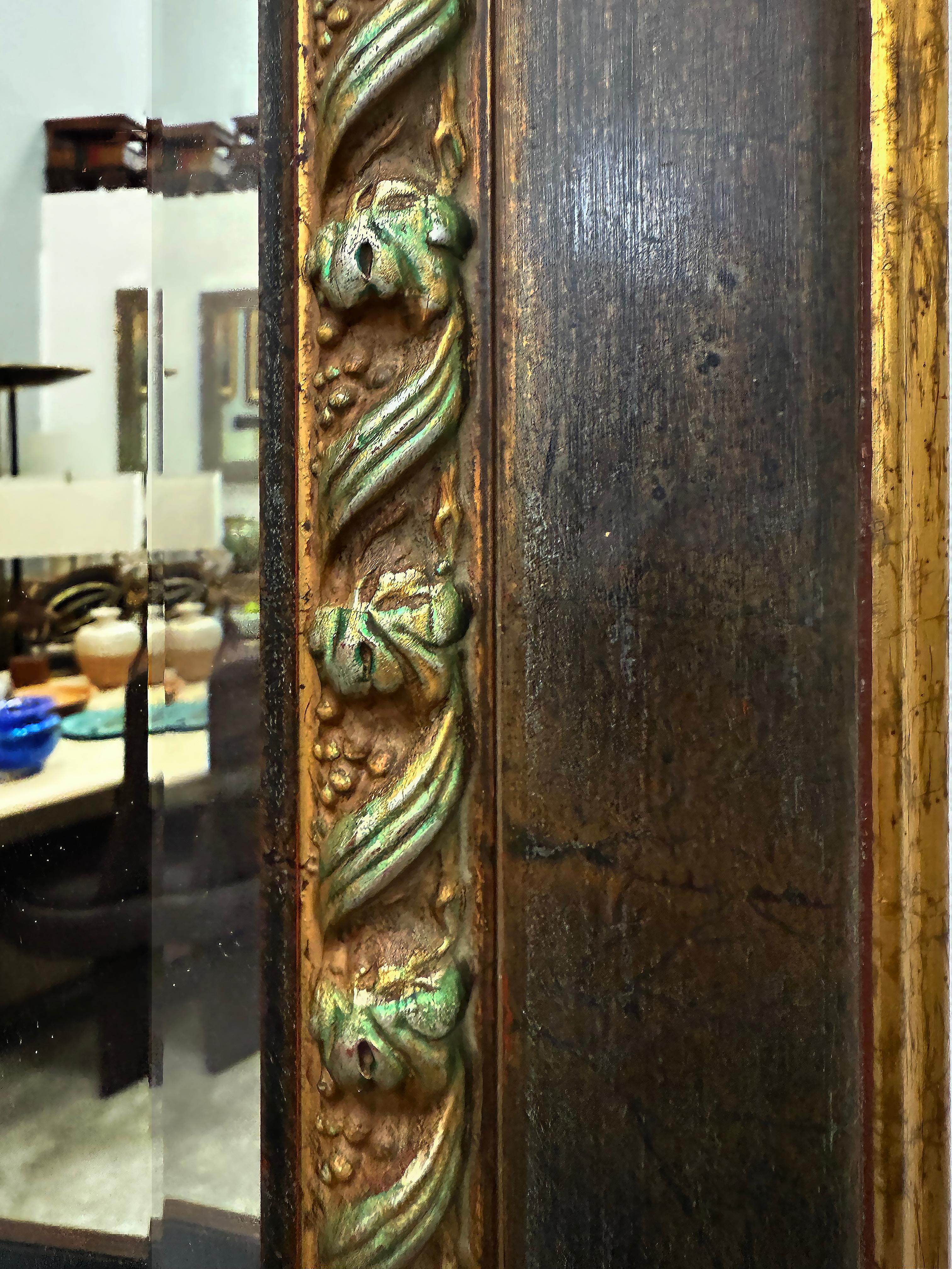 Canadese Specchio d'epoca in legno intagliato con vetro smussato, argento, dettagli dorati di Ren-Wil in vendita