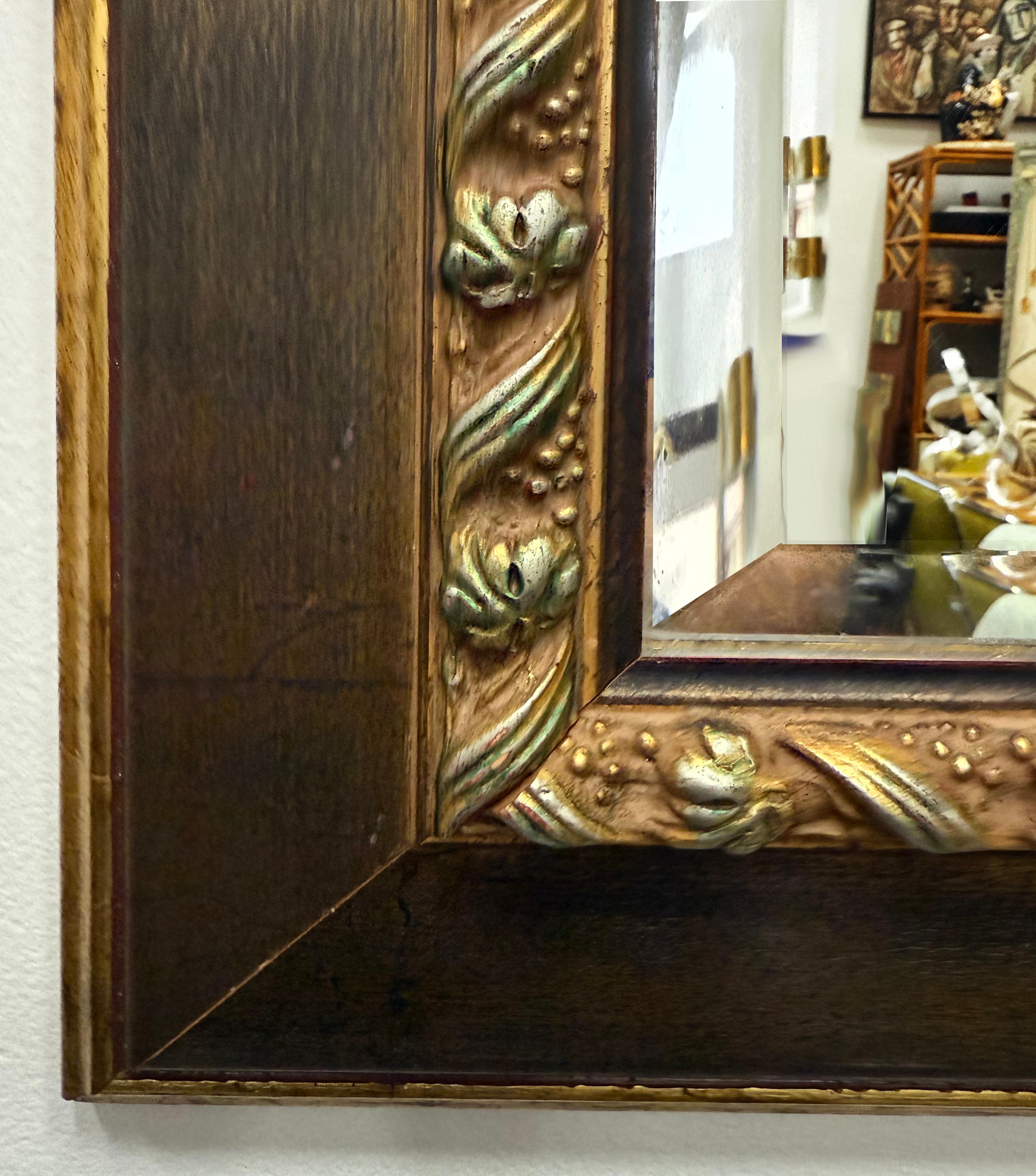 Intagliato Specchio d'epoca in legno intagliato con vetro smussato, argento, dettagli dorati di Ren-Wil in vendita