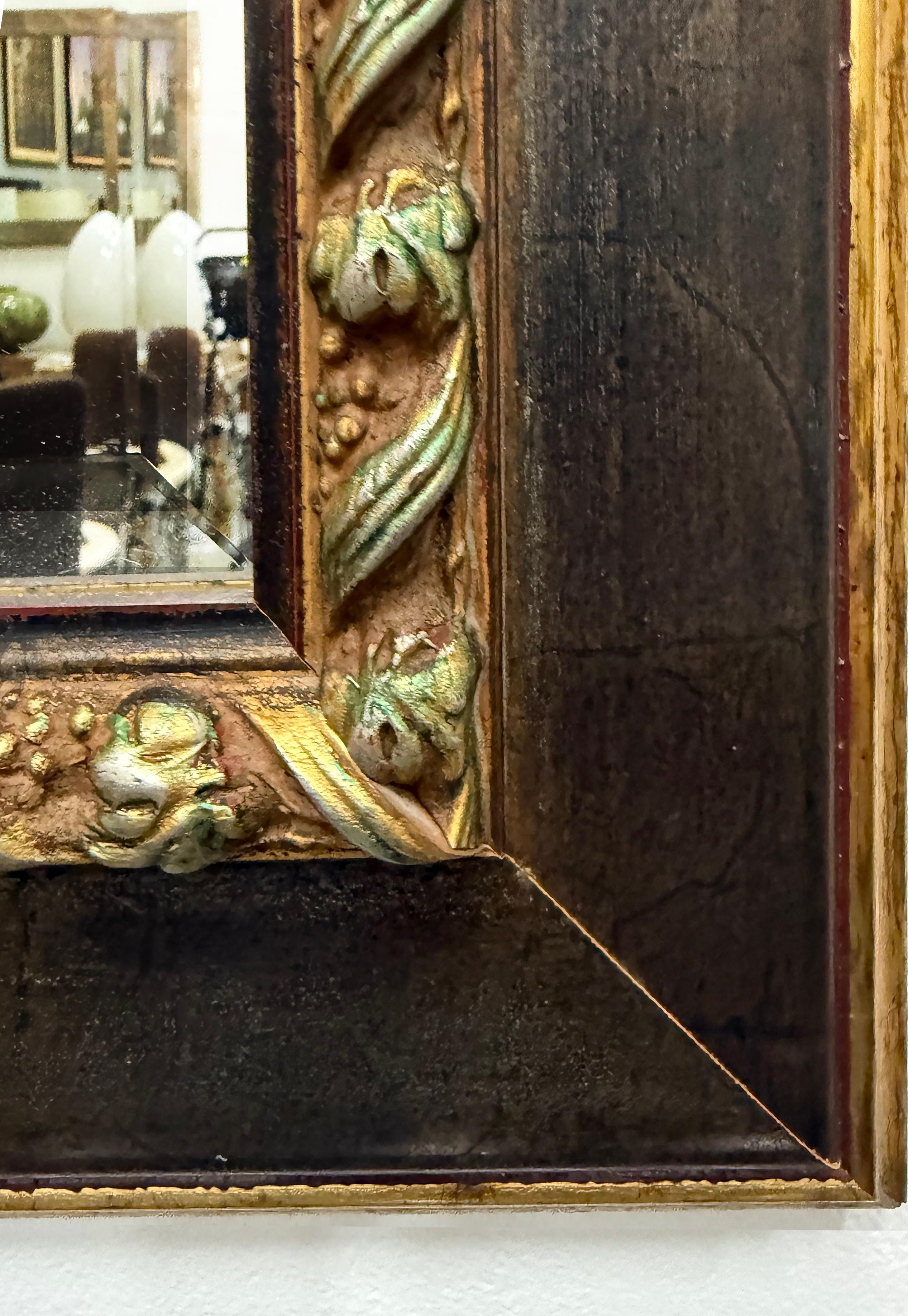 Specchio d'epoca in legno intagliato con vetro smussato, argento, dettagli dorati di Ren-Wil In condizioni buone in vendita a Miami, FL