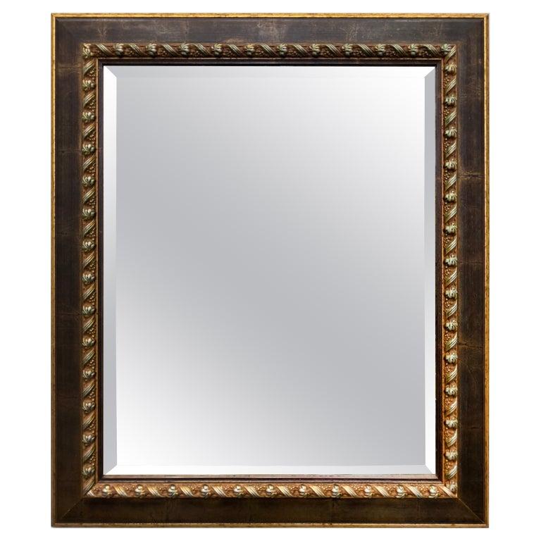 Fine XX secolo Specchio d'epoca in legno intagliato con vetro smussato, argento, dettagli dorati di Ren-Wil in vendita