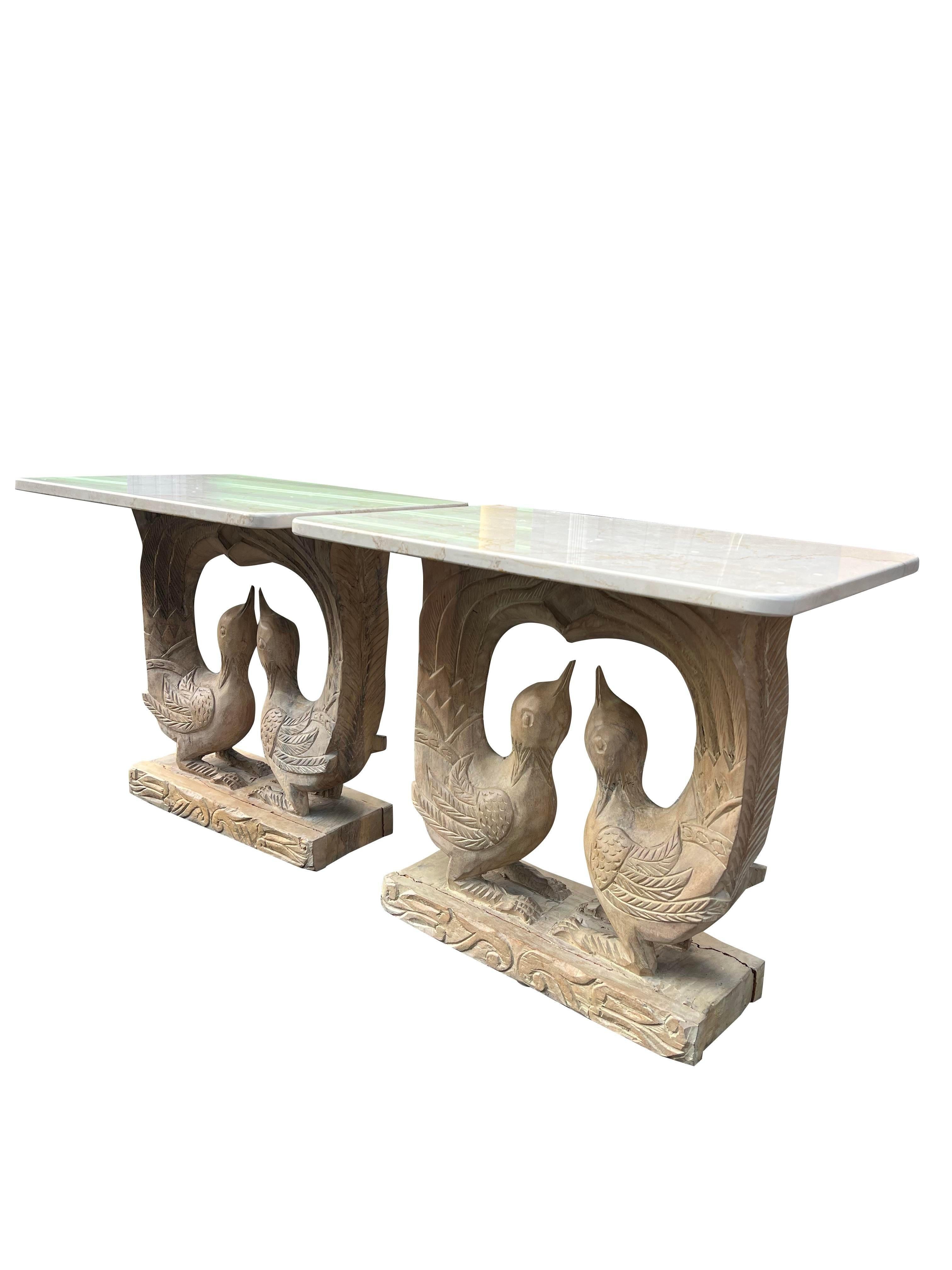 Vintage geschnitzt Holz Vögel mit Travertin Marmor Top Side oder End Tables - ein Paar.

Verleihen Sie Ihrem Zuhause einen Hauch von Bohème-Chic mit diesem atemberaubenden Paar holzgeschnitzter Vogel-Beistell- oder Beistelltische im Vintage-Stil.