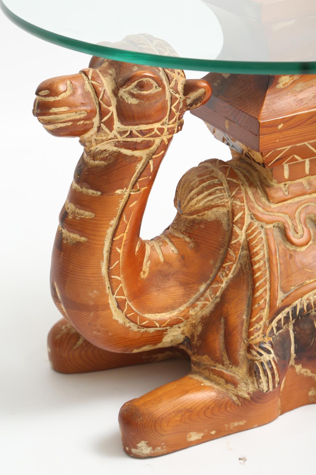 Espagnol Table d'appoint vintage en bois sculpté camel avec plateau en verre en vente