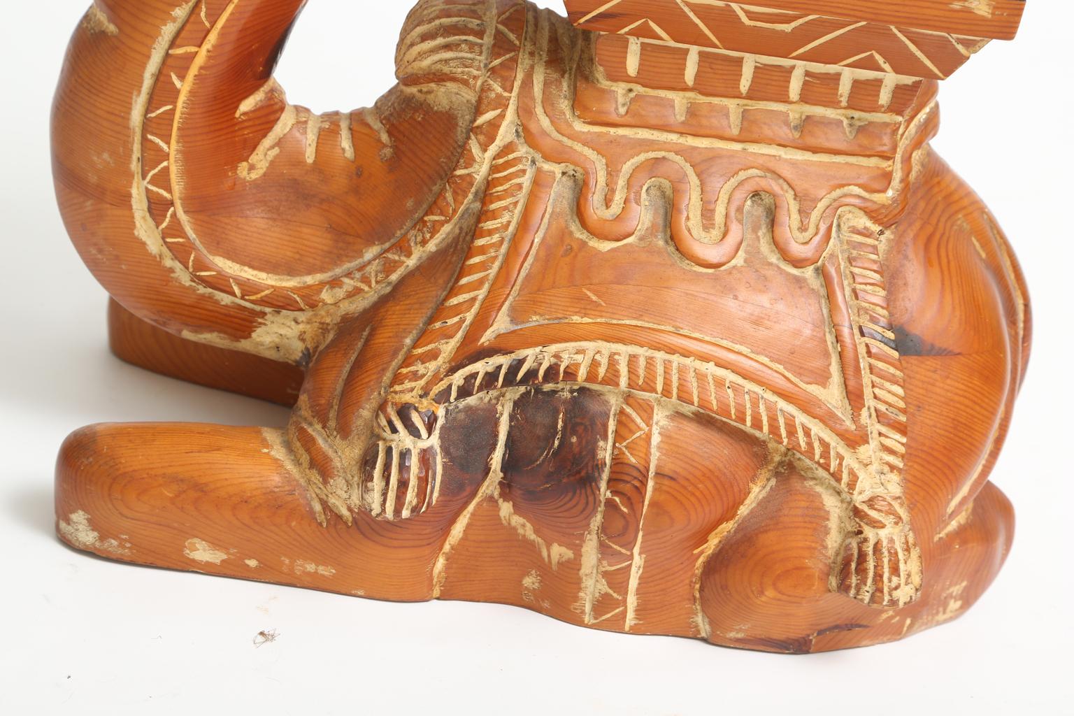 Sculpté à la main Table d'appoint vintage en bois sculpté camel avec plateau en verre en vente