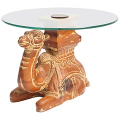 Table d'appoint vintage en bois sculpté camel avec plateau en verre