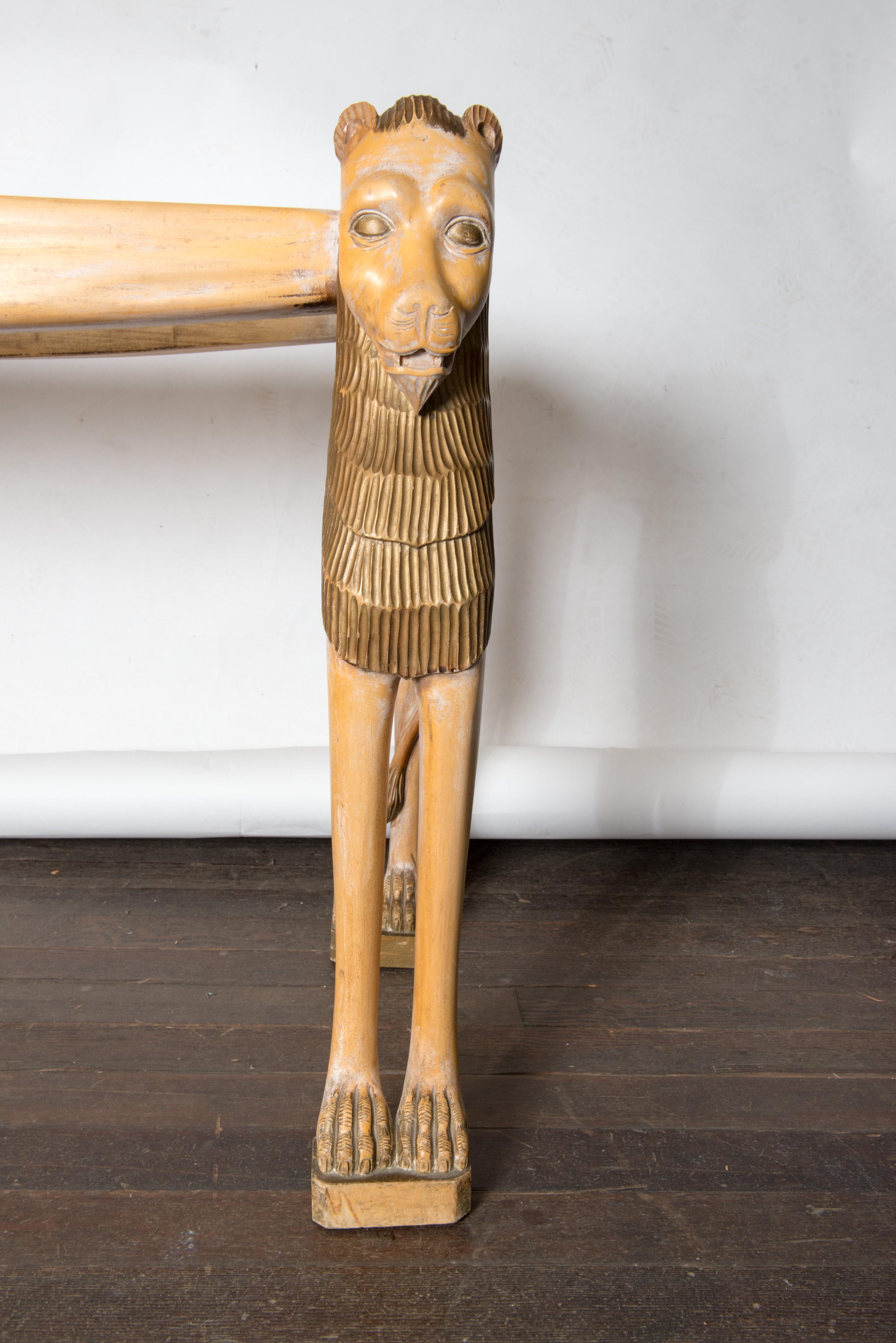 ägyptischer Löwen-Konsolentisch aus geschnitztem Holz aus den 1960er-Jahren mit eingelassener Glasplatte. Schön geschnitzt detaillierten Löwen Gesicht und Mähne, Schwanz und Zehen.