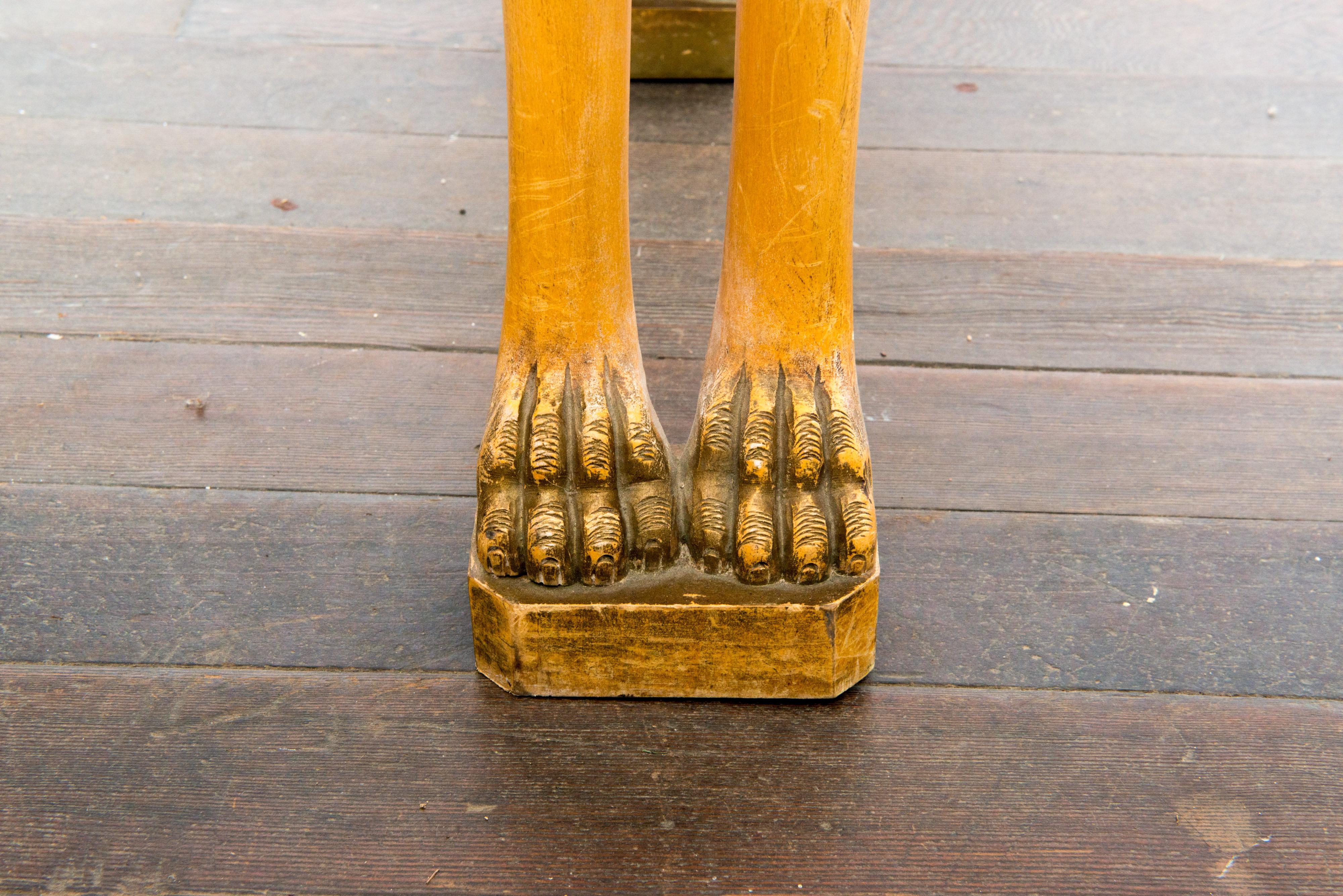 Konsolentisch mit Löwen aus geschnitztem Holz im ägyptischen Revival-Stil (Geschnitzt) im Angebot