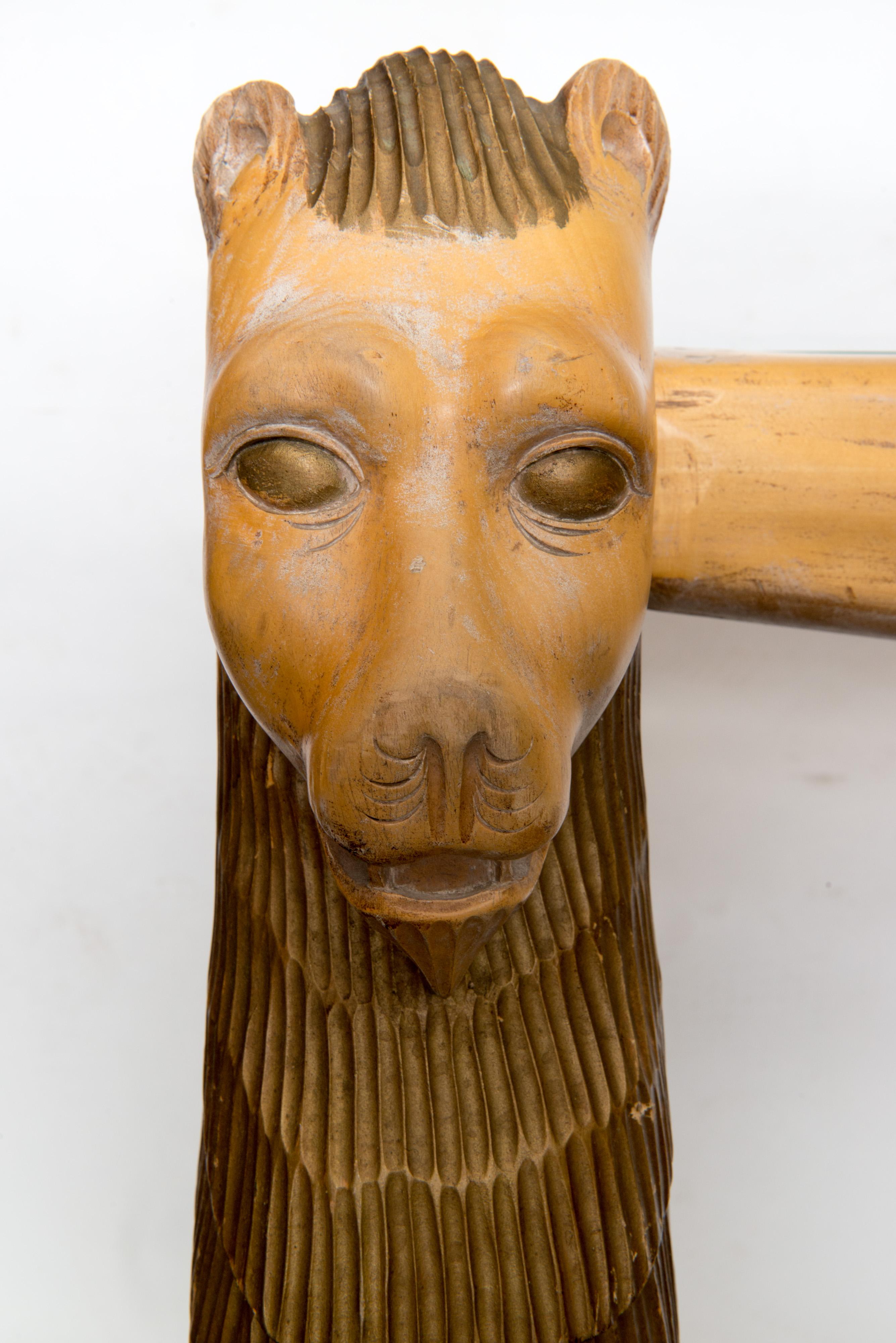 Konsolentisch mit Löwen aus geschnitztem Holz im ägyptischen Revival-Stil im Zustand „Gut“ im Angebot in Stamford, CT