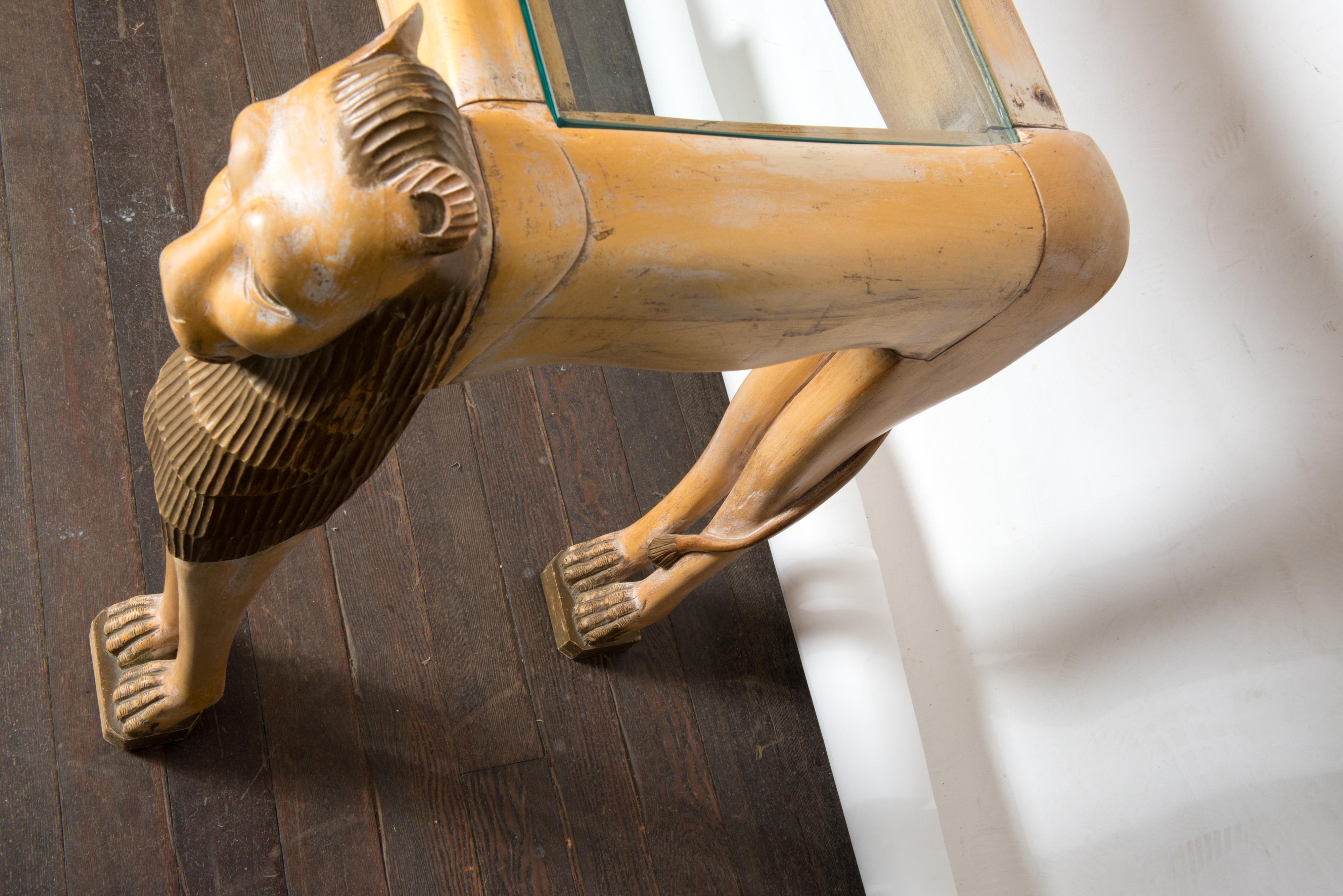 Konsolentisch mit Löwen aus geschnitztem Holz im ägyptischen Revival-Stil im Angebot 1