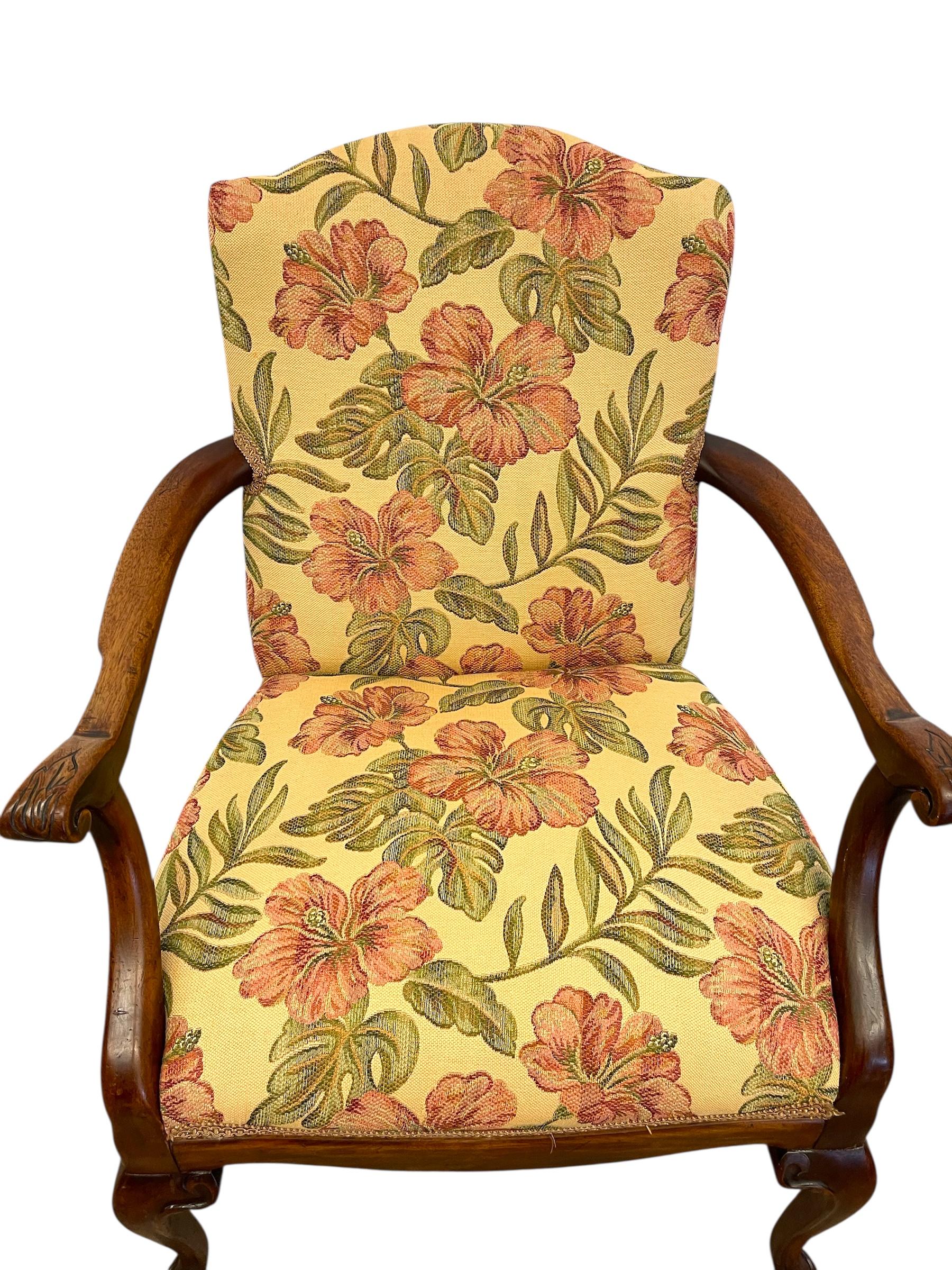 Vintage geschnitzt Wood Floral Armchair - gepolstert Akzent Stuhl mit Cabriole Bein (Ende des 20. Jahrhunderts) im Angebot