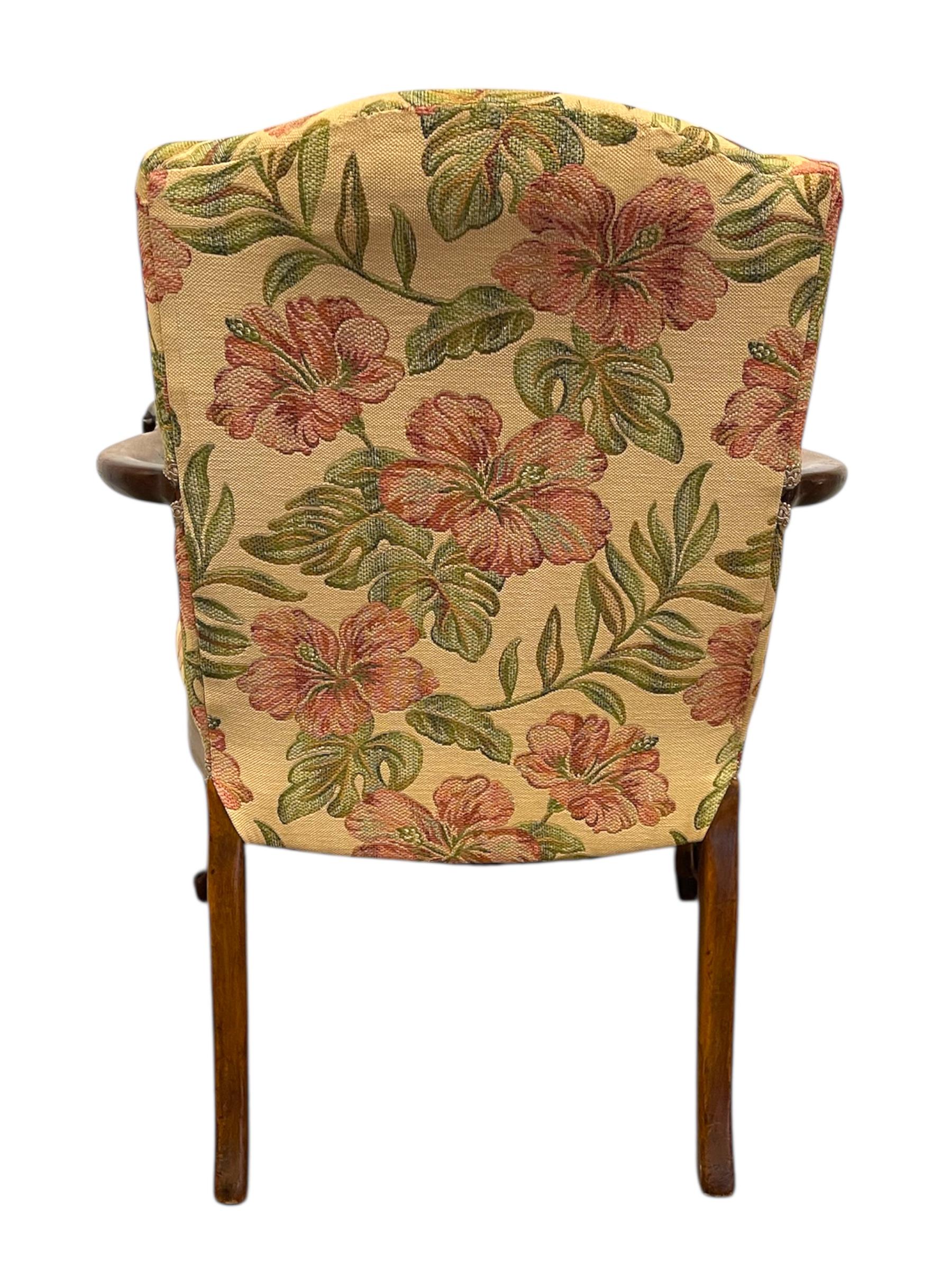 Vintage geschnitzt Wood Floral Armchair - gepolstert Akzent Stuhl mit Cabriole Bein (Stoff) im Angebot