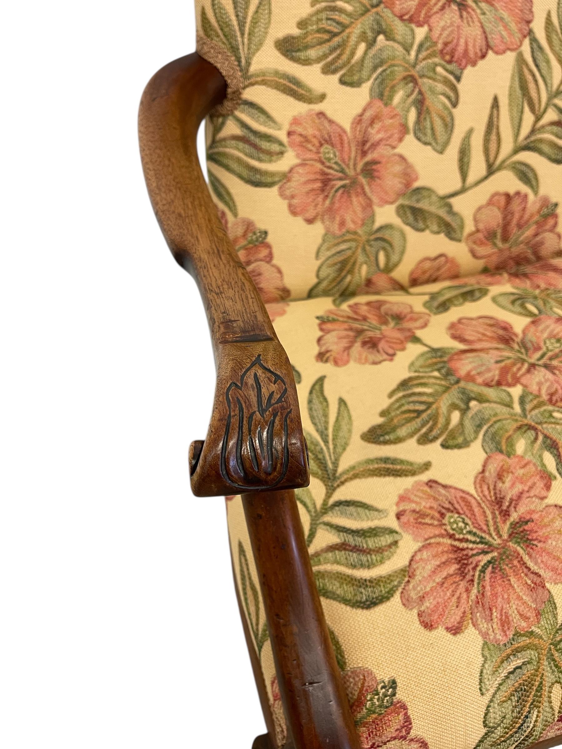 Vintage geschnitzt Wood Floral Armchair - gepolstert Akzent Stuhl mit Cabriole Bein im Angebot 1