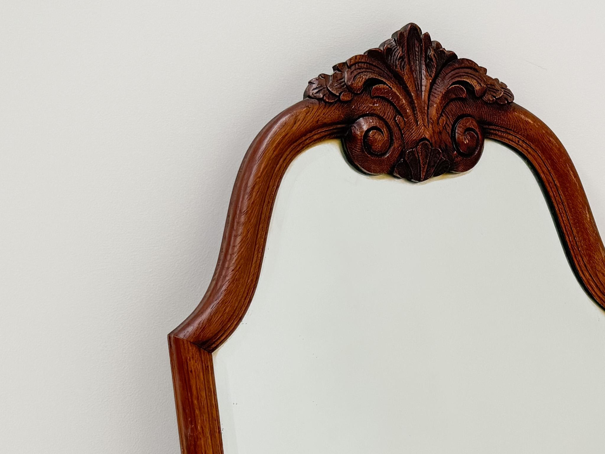 Néerlandais Miroir vintage en bois sculpté, miroir mural avec verre biseauté en vente