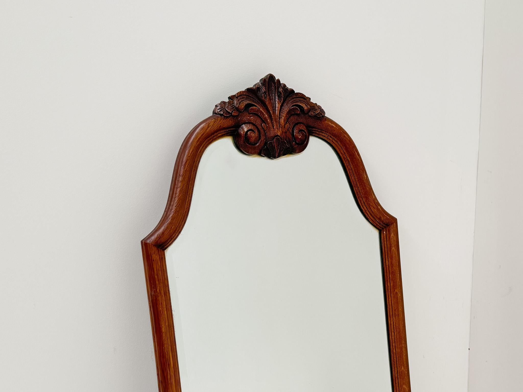 Milieu du XXe siècle Miroir vintage en bois sculpté, miroir mural avec verre biseauté en vente