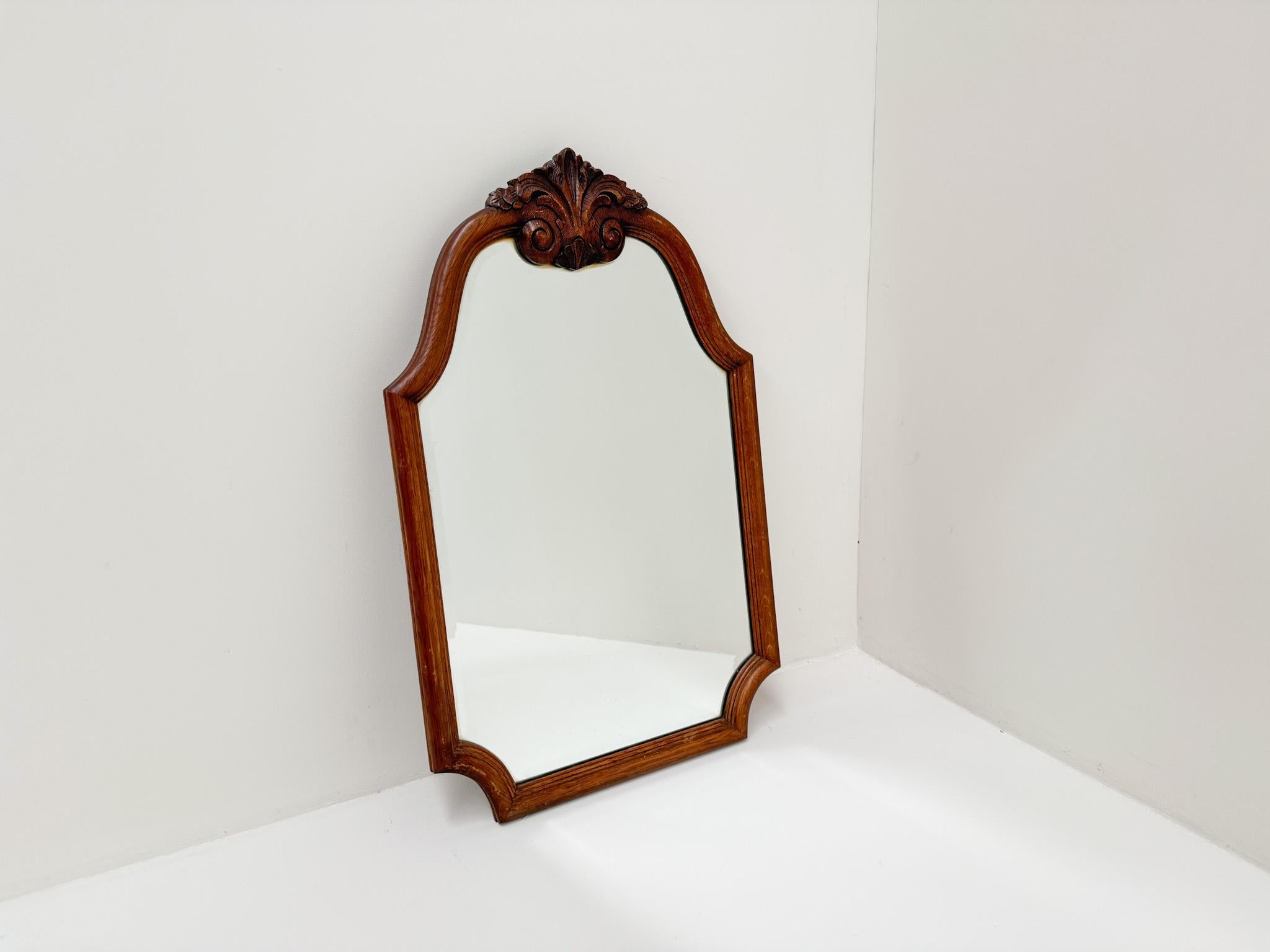 Verre Miroir vintage en bois sculpté, miroir mural avec verre biseauté en vente