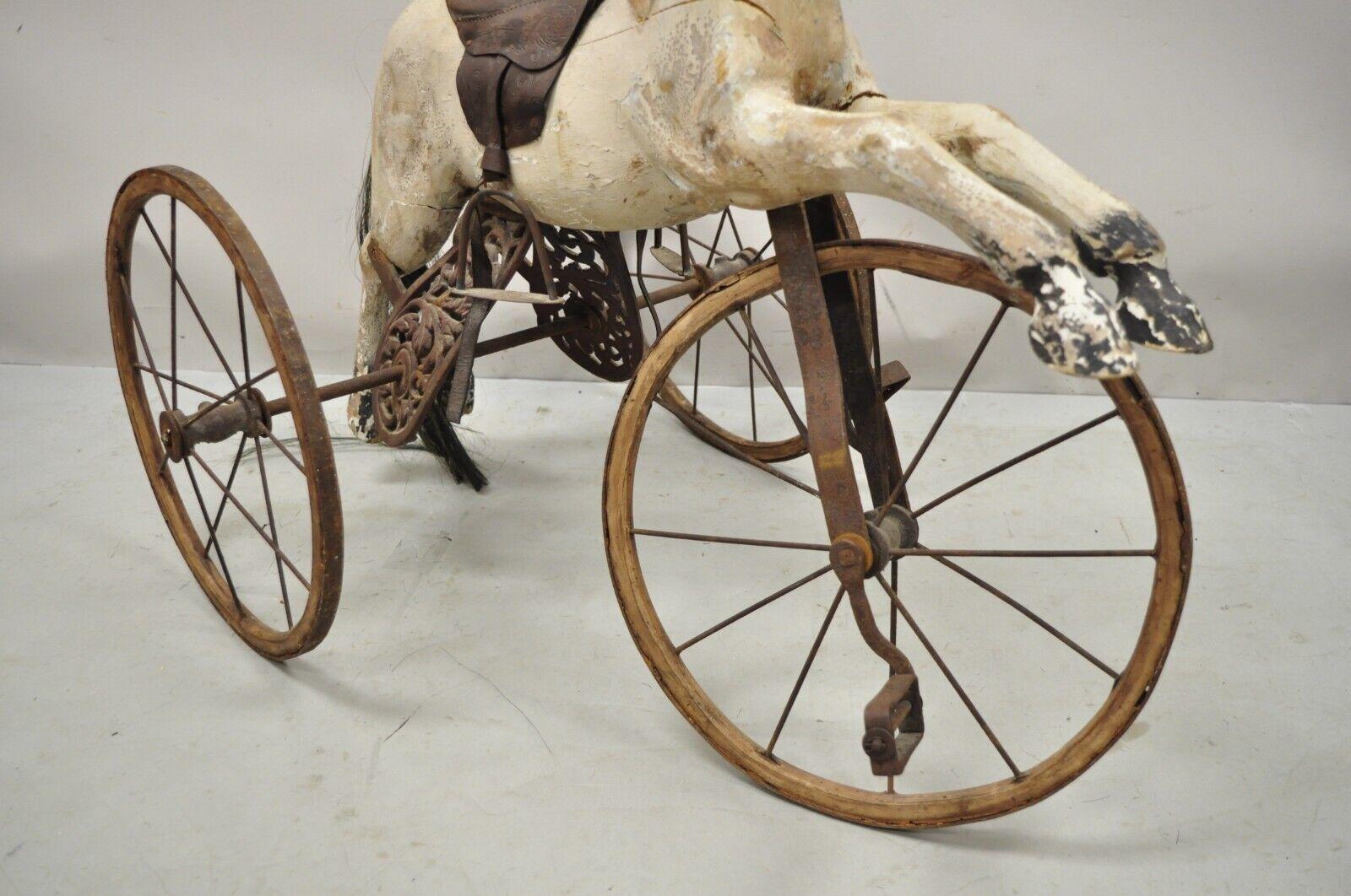 Bicyclette de sport vintage en bois sculpté avec cheval et cavalier en bois Bon état - En vente à Philadelphia, PA