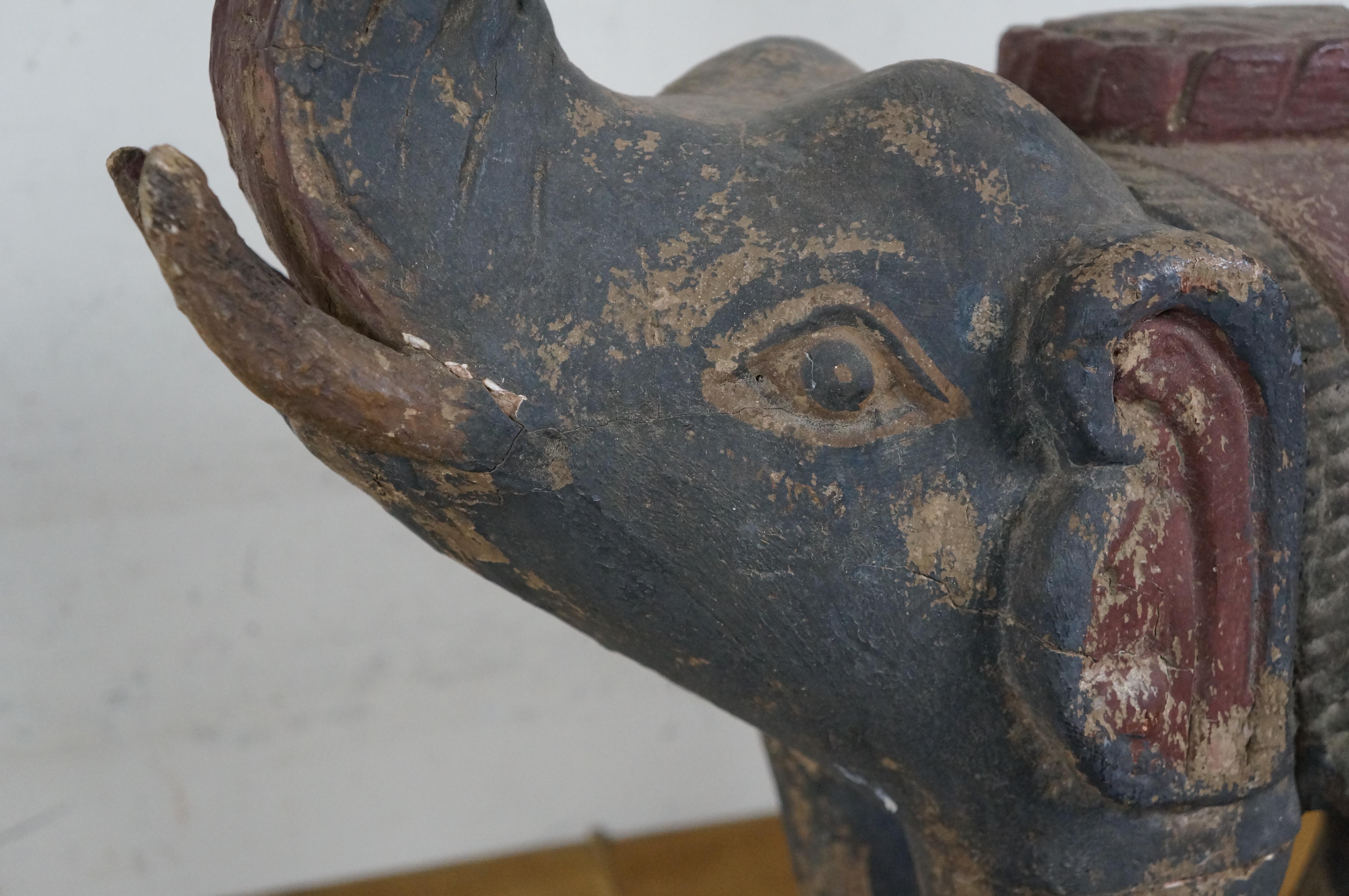 Scultura vintage in legno intagliato di elefante indiano con proboscide rialzata da 20 pollici in vendita 5