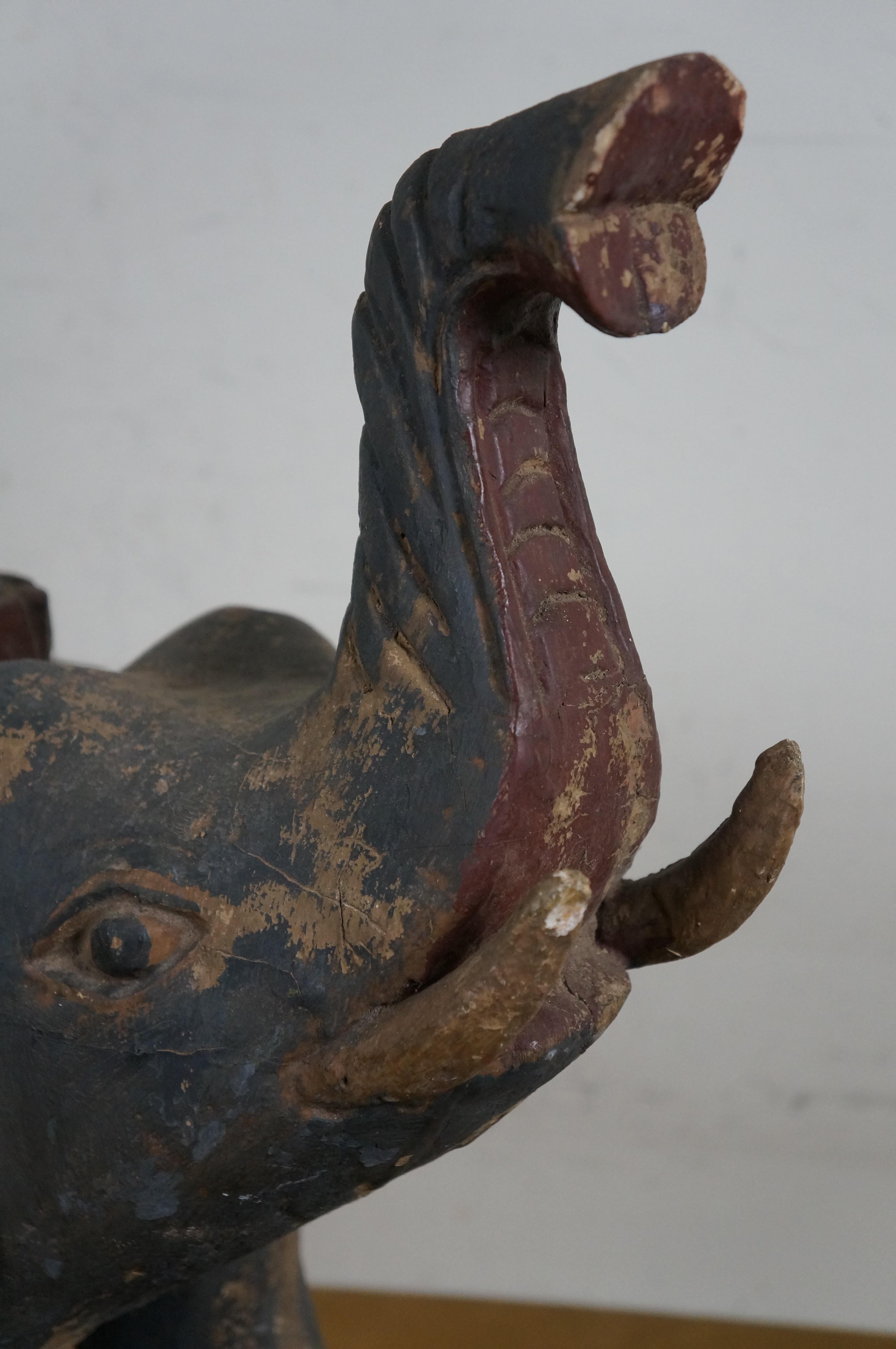 Scultura vintage in legno intagliato di elefante indiano con proboscide rialzata da 20 pollici in vendita 7
