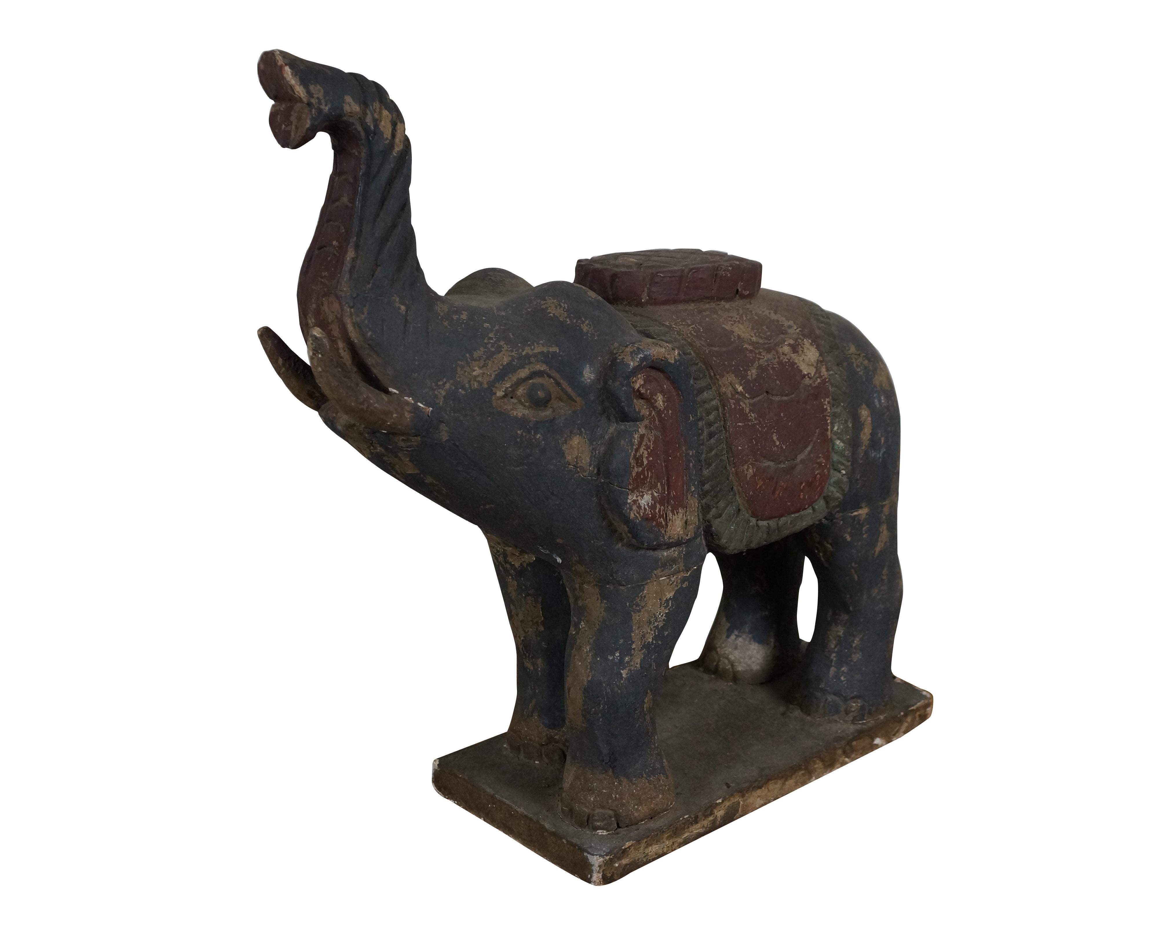 Scultura vintage in legno intagliato di elefante indiano con proboscide rialzata da 20 pollici In condizioni buone in vendita a Dayton, OH