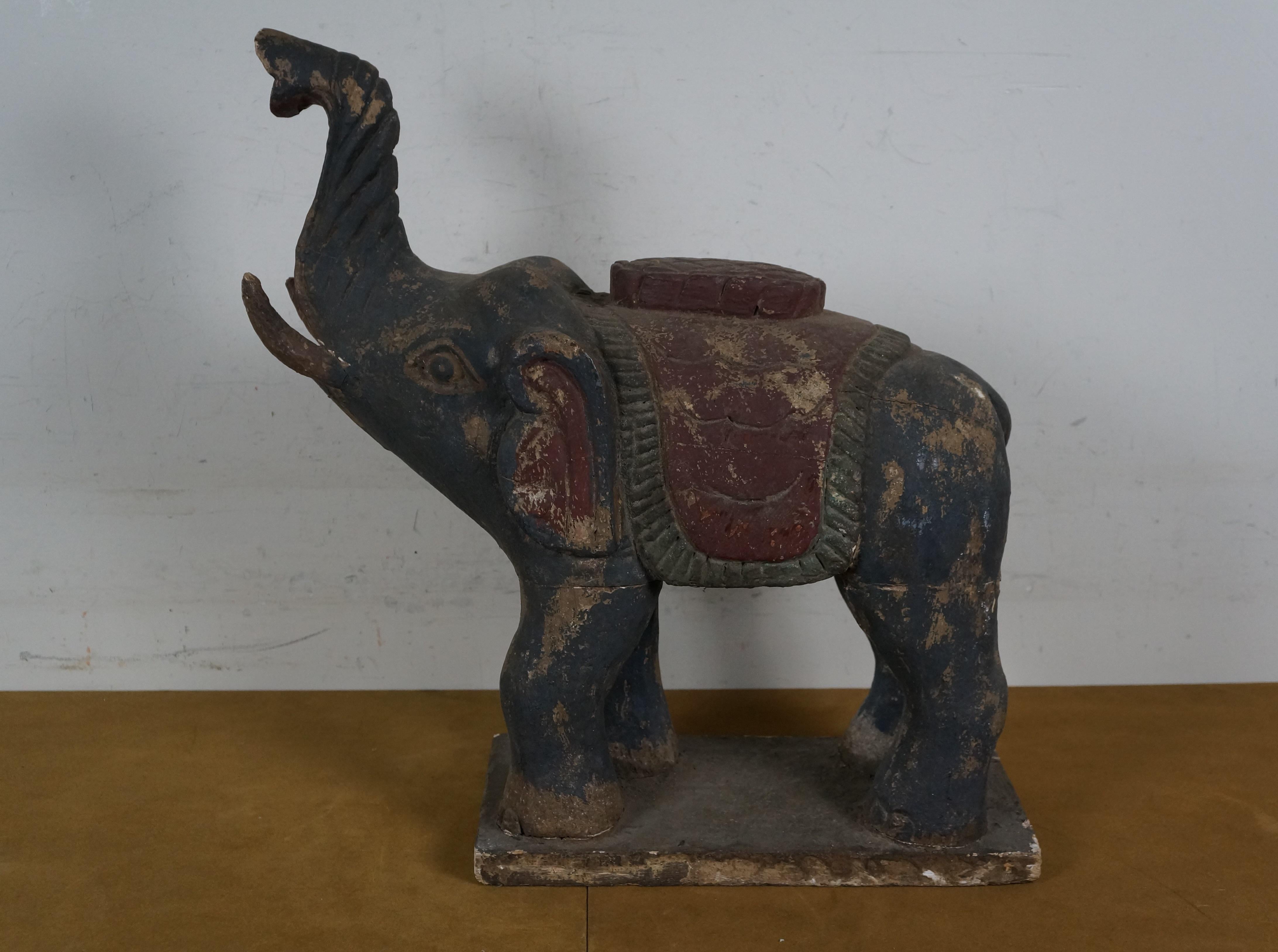 XX secolo Scultura vintage in legno intagliato di elefante indiano con proboscide rialzata da 20 pollici in vendita