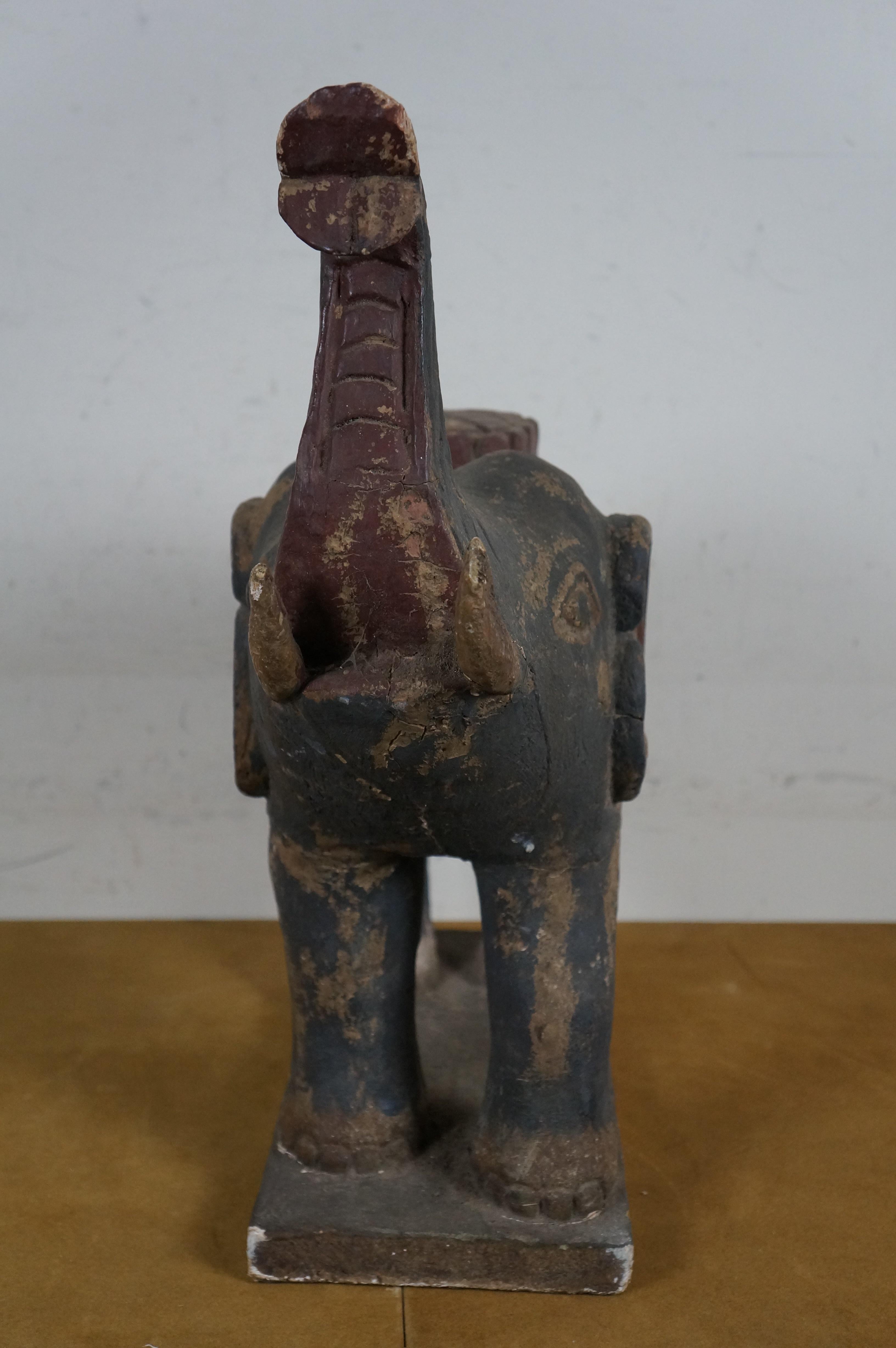 Legno massiccio Scultura vintage in legno intagliato di elefante indiano con proboscide rialzata da 20 pollici in vendita