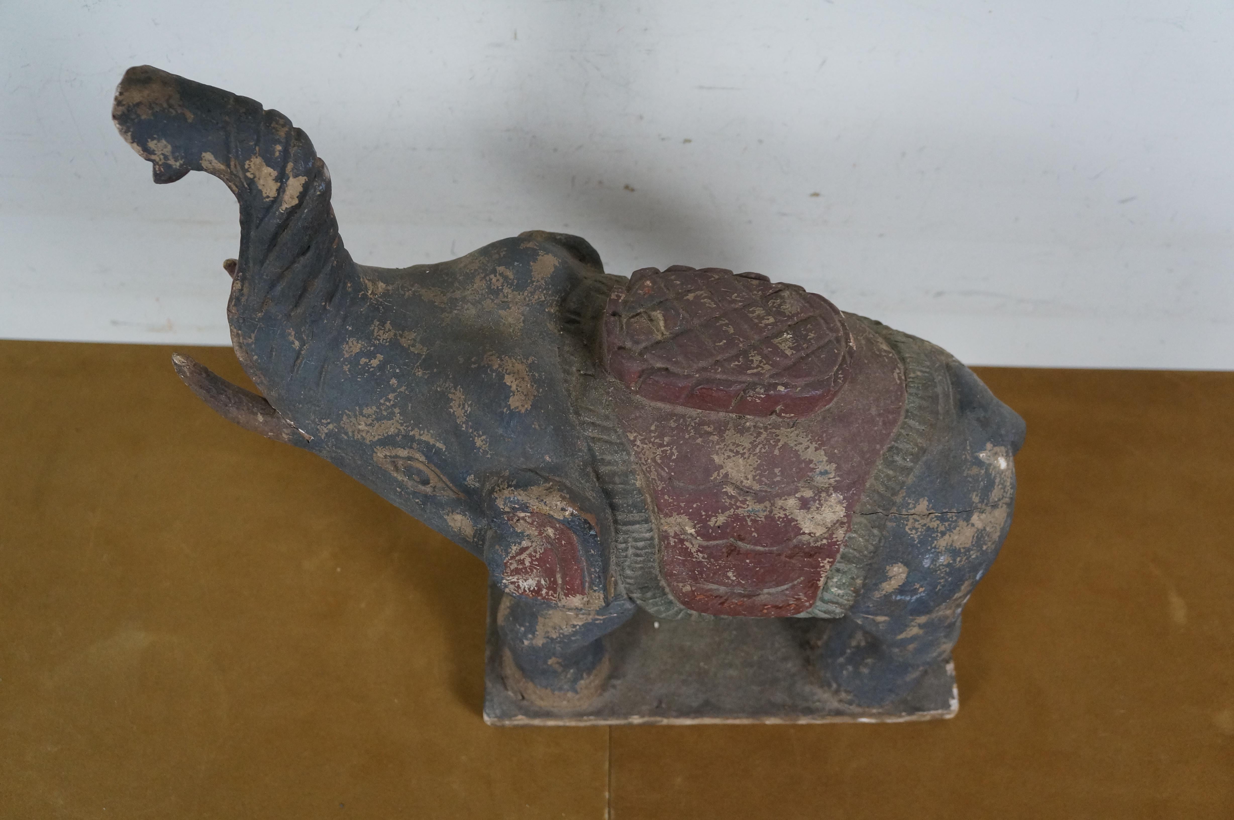 Scultura vintage in legno intagliato di elefante indiano con proboscide rialzata da 20 pollici in vendita 2