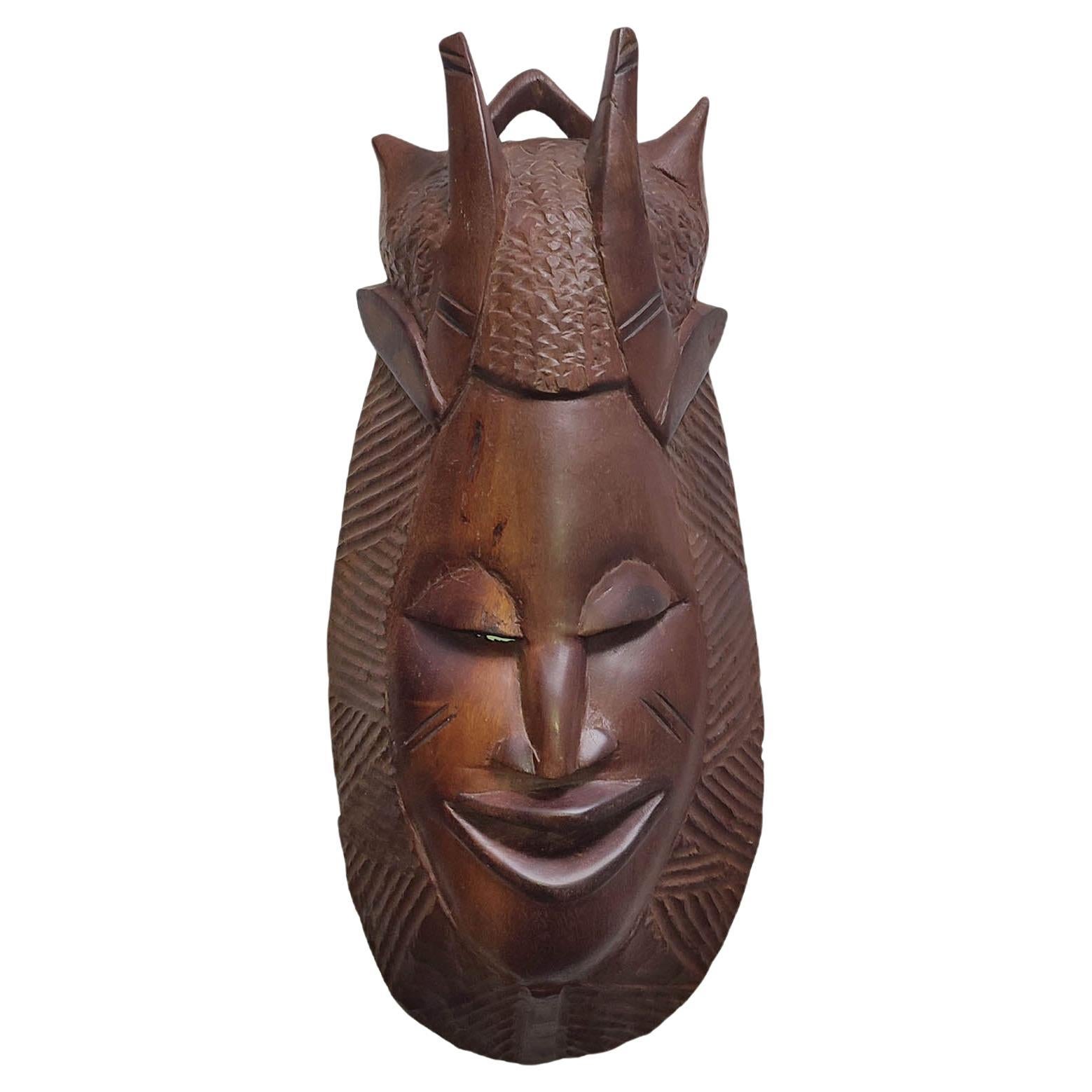 Maschera vintage in legno intagliato, arte popolare africana del XX secolo