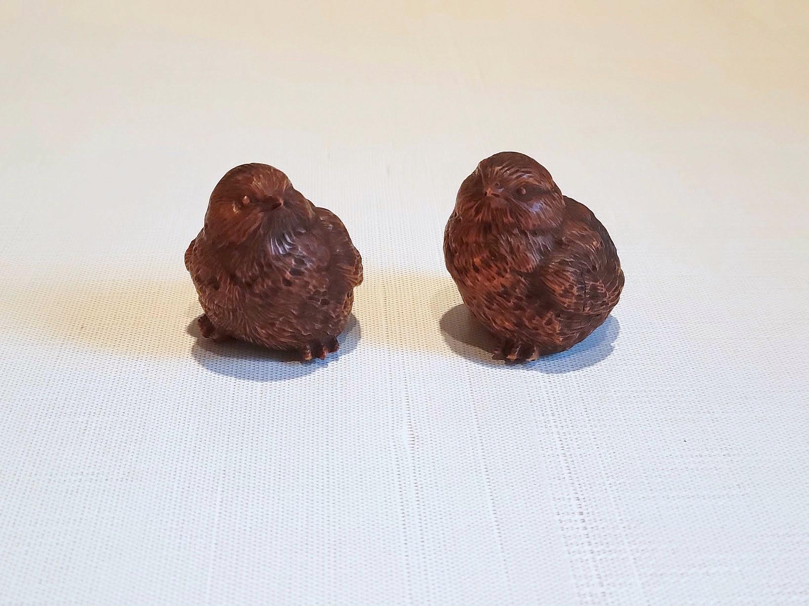 Handgeschnitzte Holzvögel - Einzigartiges Geschenk für Vogelliebhaber!

Diese charmanten, handgeschnitzten Vögel sind aus Linde oder einem ähnlichen hochwertigen Holz gefertigt. Jeder Vogel ist 4 cm hoch und 3,5 cm breit und zeigt exquisite Details
