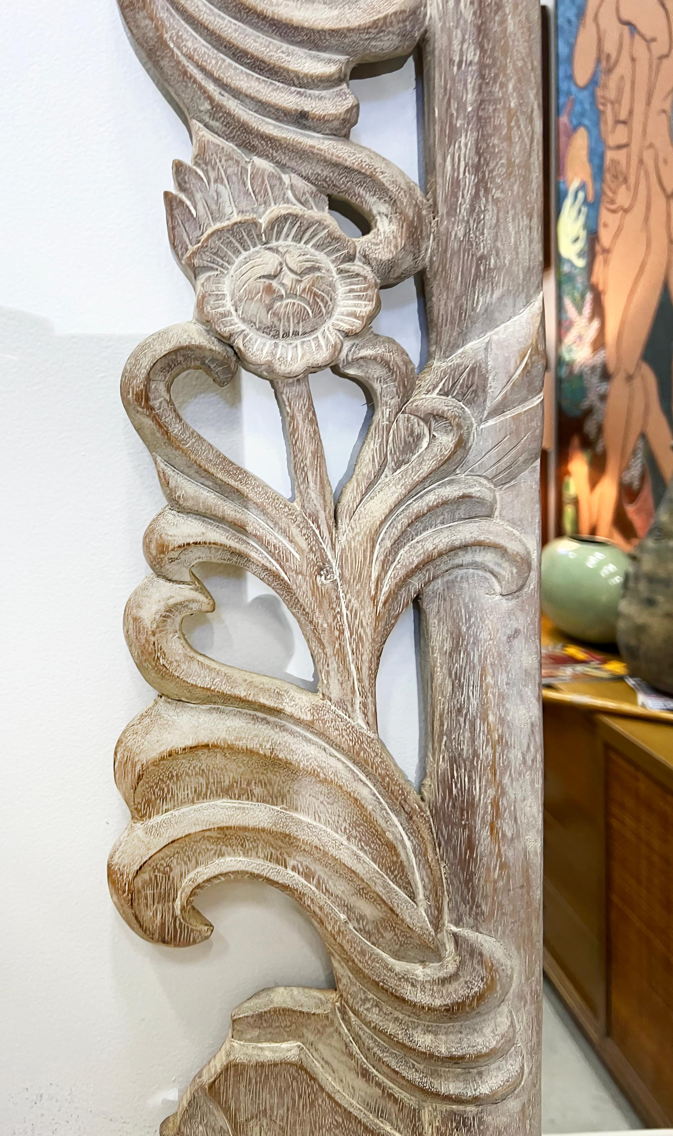 Vintage Carved Wood Mirror with a Washed Cerused Finish In Good Condition For Sale In Miami, FL