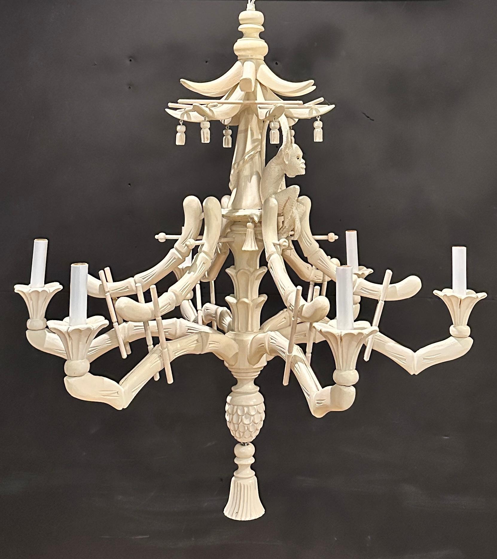 Lustre pagode singe vintage en bois sculpté avec pompons, cloches et faux bambou. Lustre à l'ambiance tropicale avec des motifs asiatiques en bois, comprenant un sommet en forme de pagode, des draperies sculptées, des glands en bois, un singe