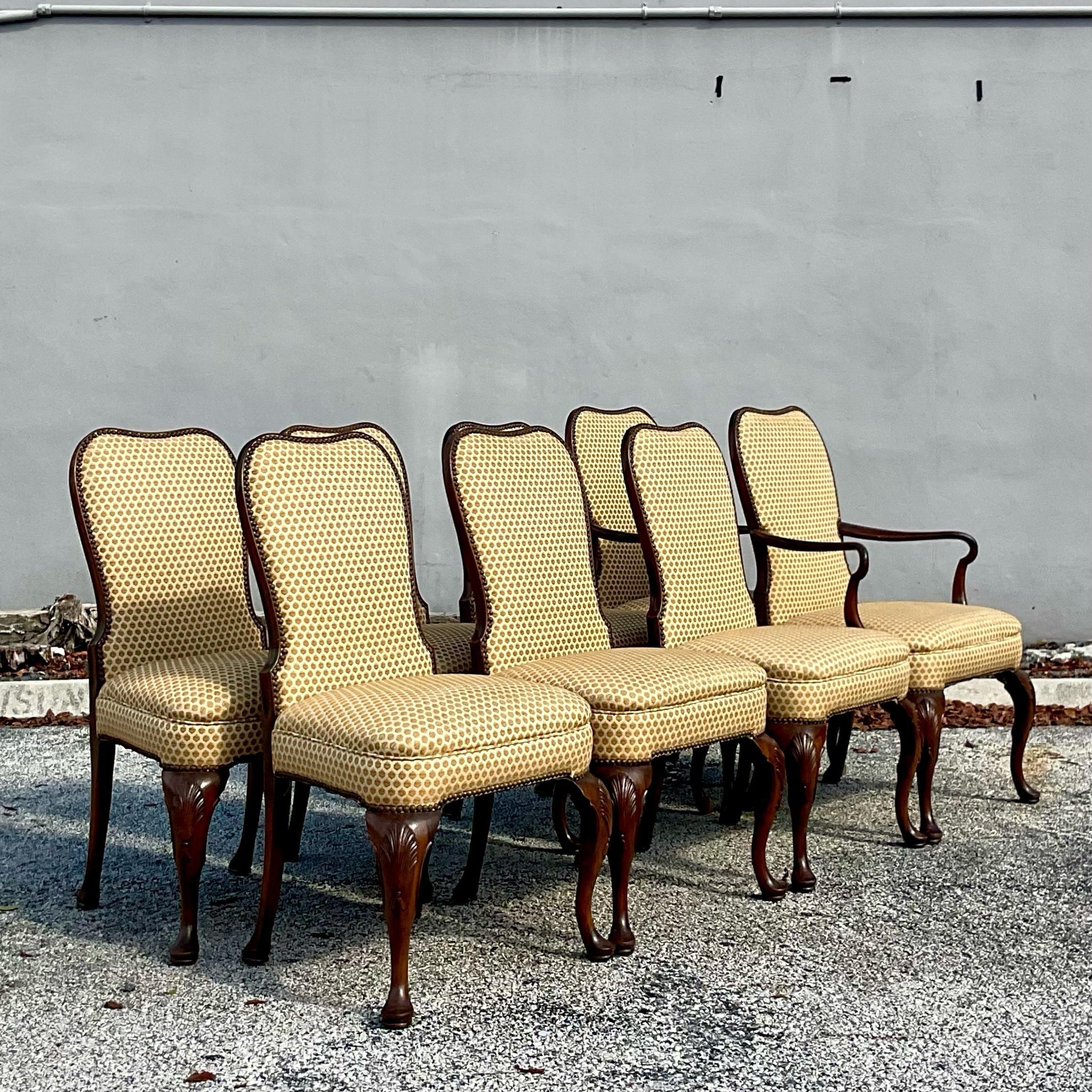 Vintage geschnitzt Wood Nailhead Esszimmerstühle - Satz von 8 im Zustand „Gut“ im Angebot in west palm beach, FL
