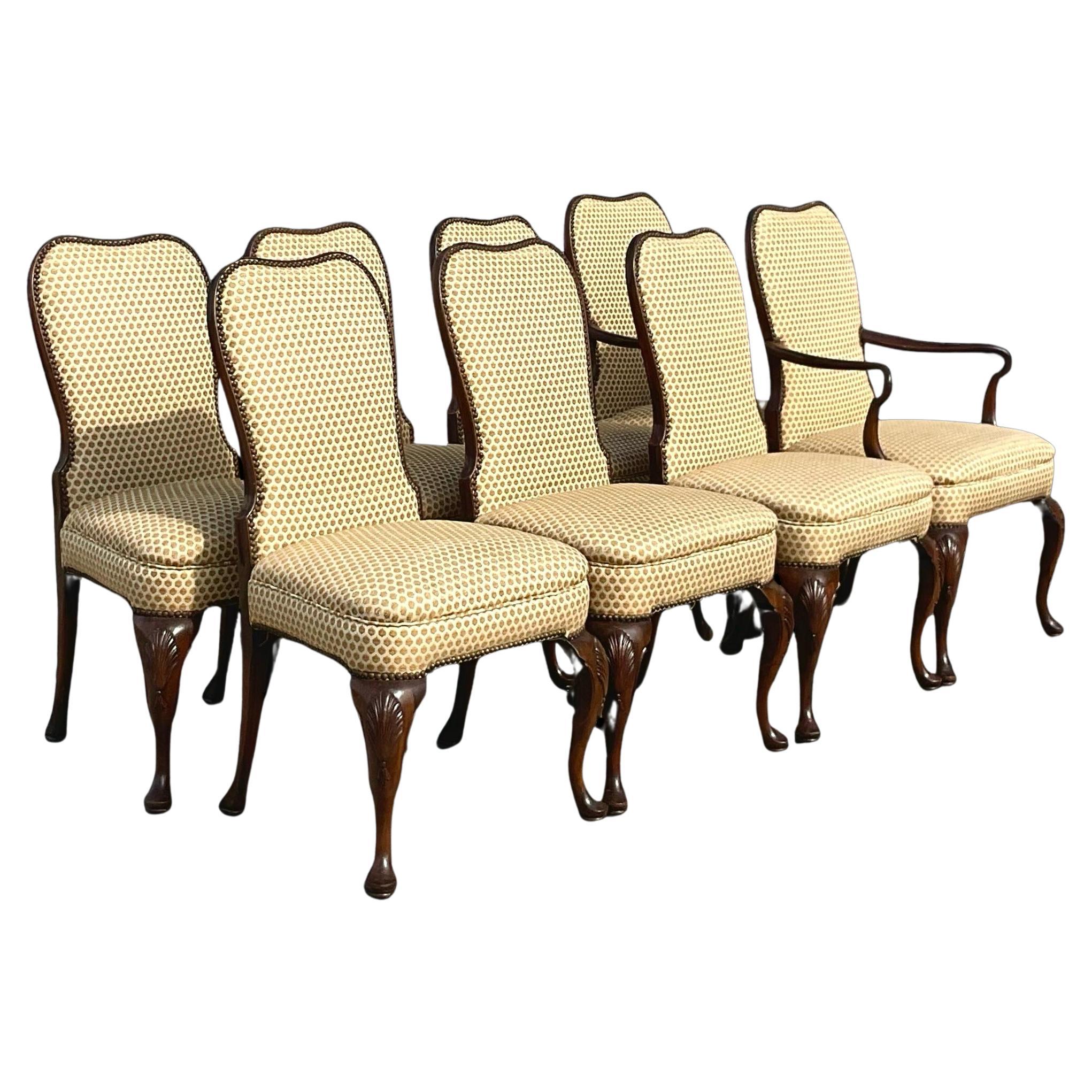 Chaises de salle à manger vintage sculptées à têtes de clous - Lot de 8 en vente