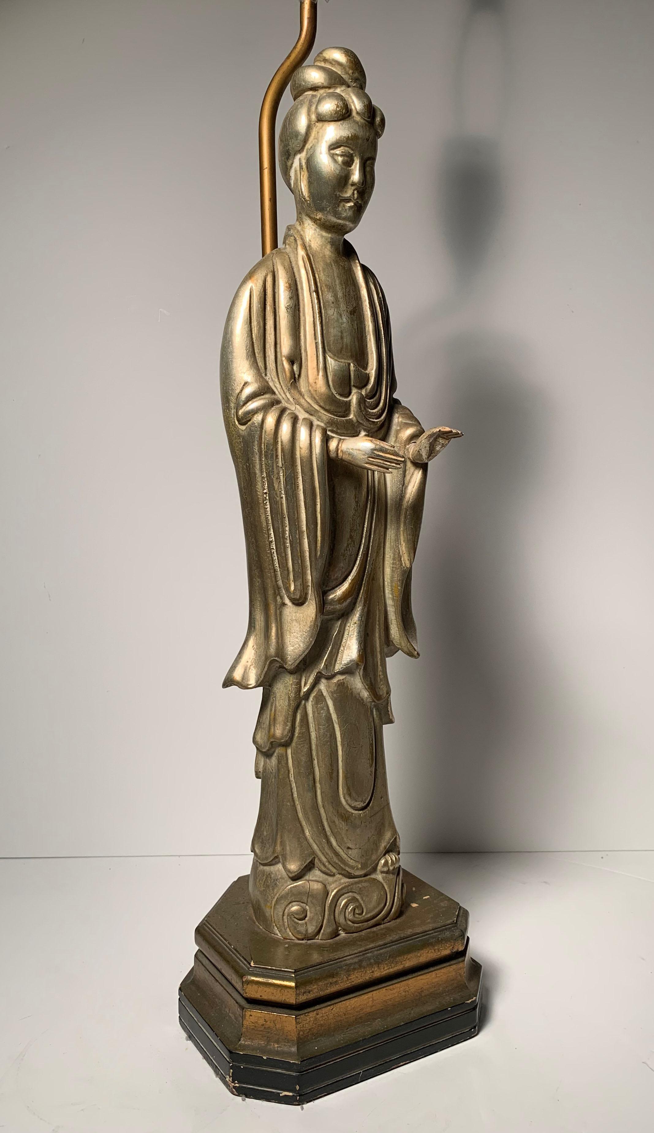 Lampe de table vintage orientale Quan Yin avec finition argentée à la manière de James Mont en vente 3