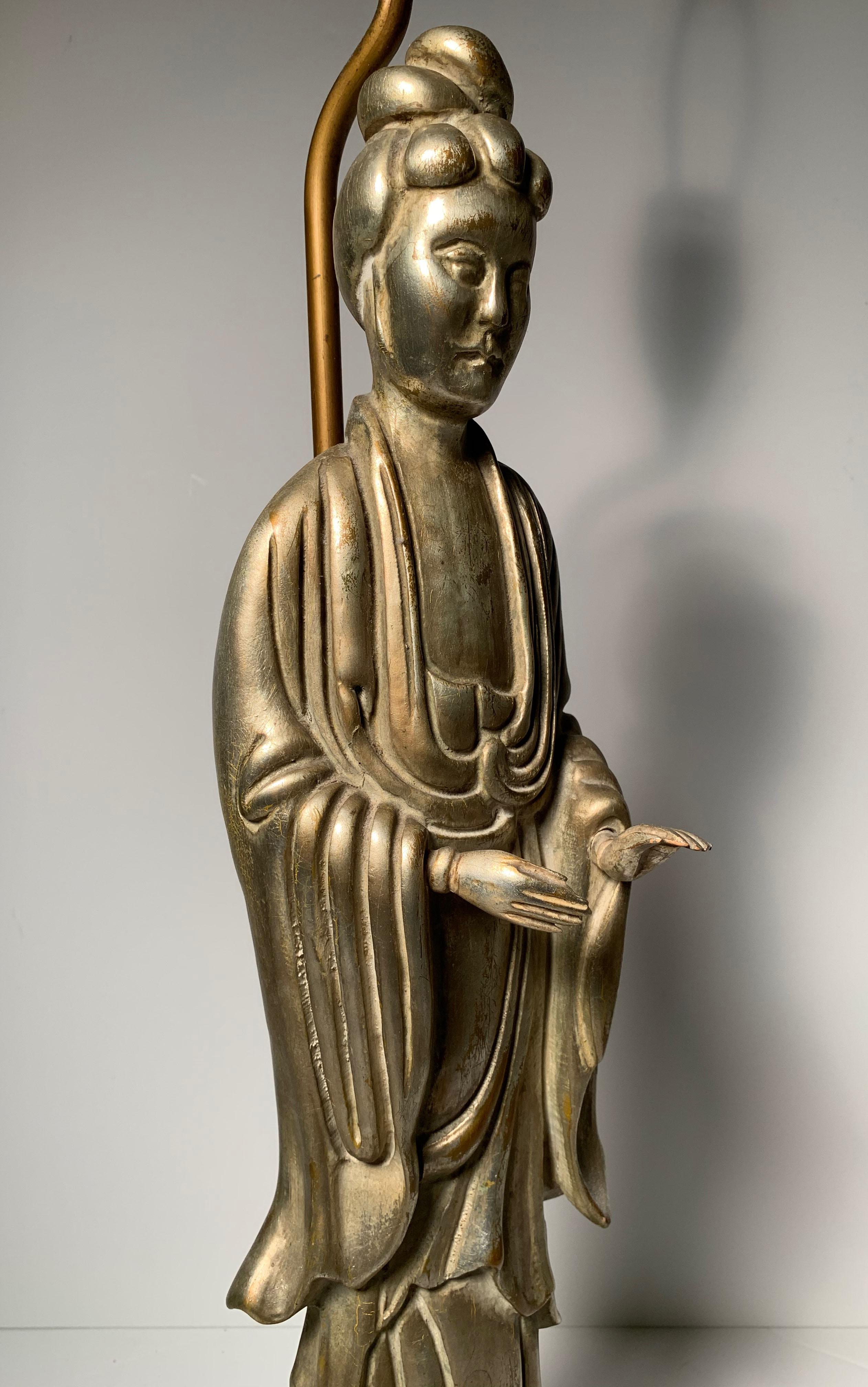 Lampe de table vintage orientale Quan Yin avec finition argentée à la manière de James Mont en vente 4