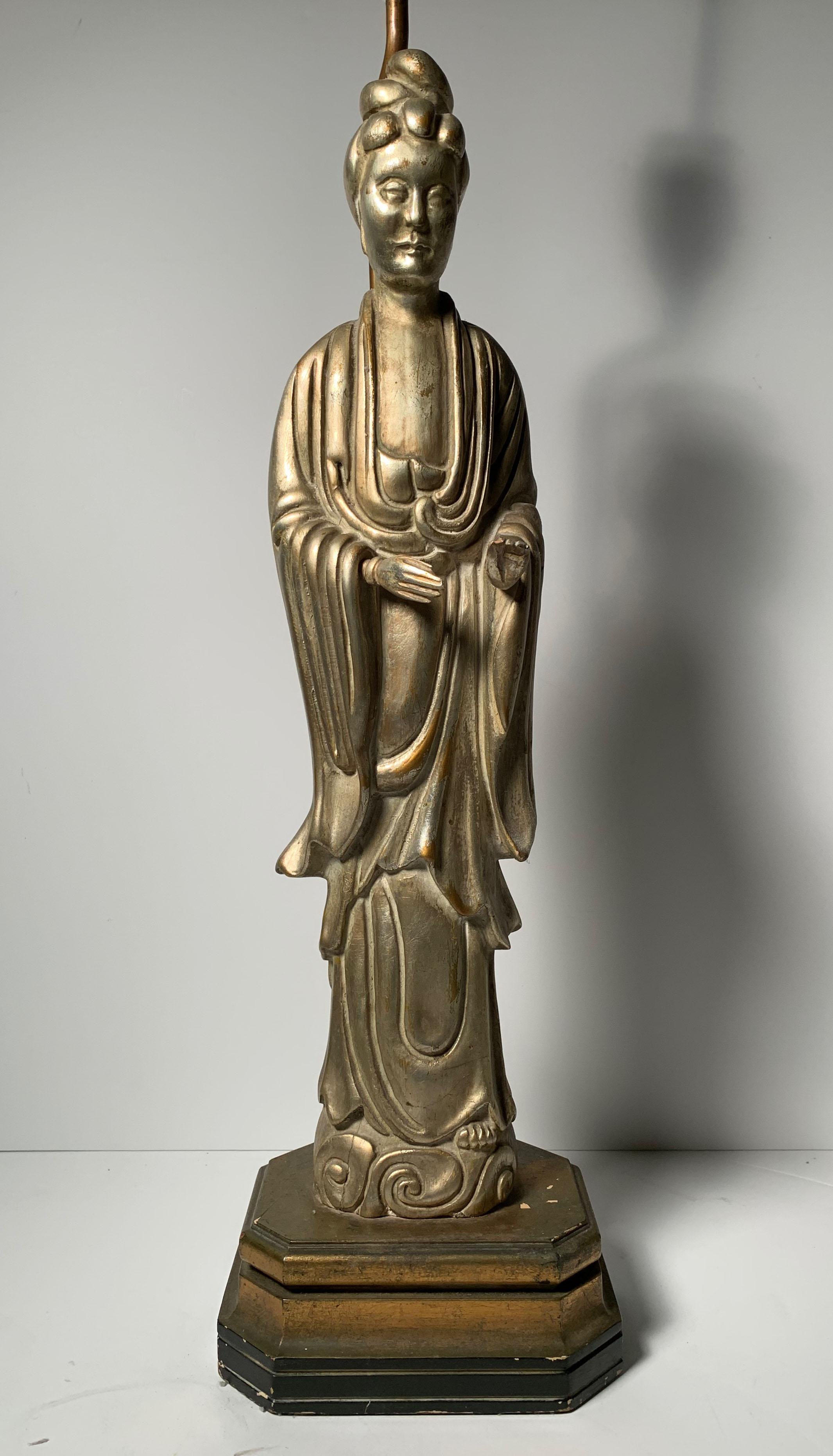 Mid-Century Modern Lampe de table vintage orientale Quan Yin avec finition argentée à la manière de James Mont en vente