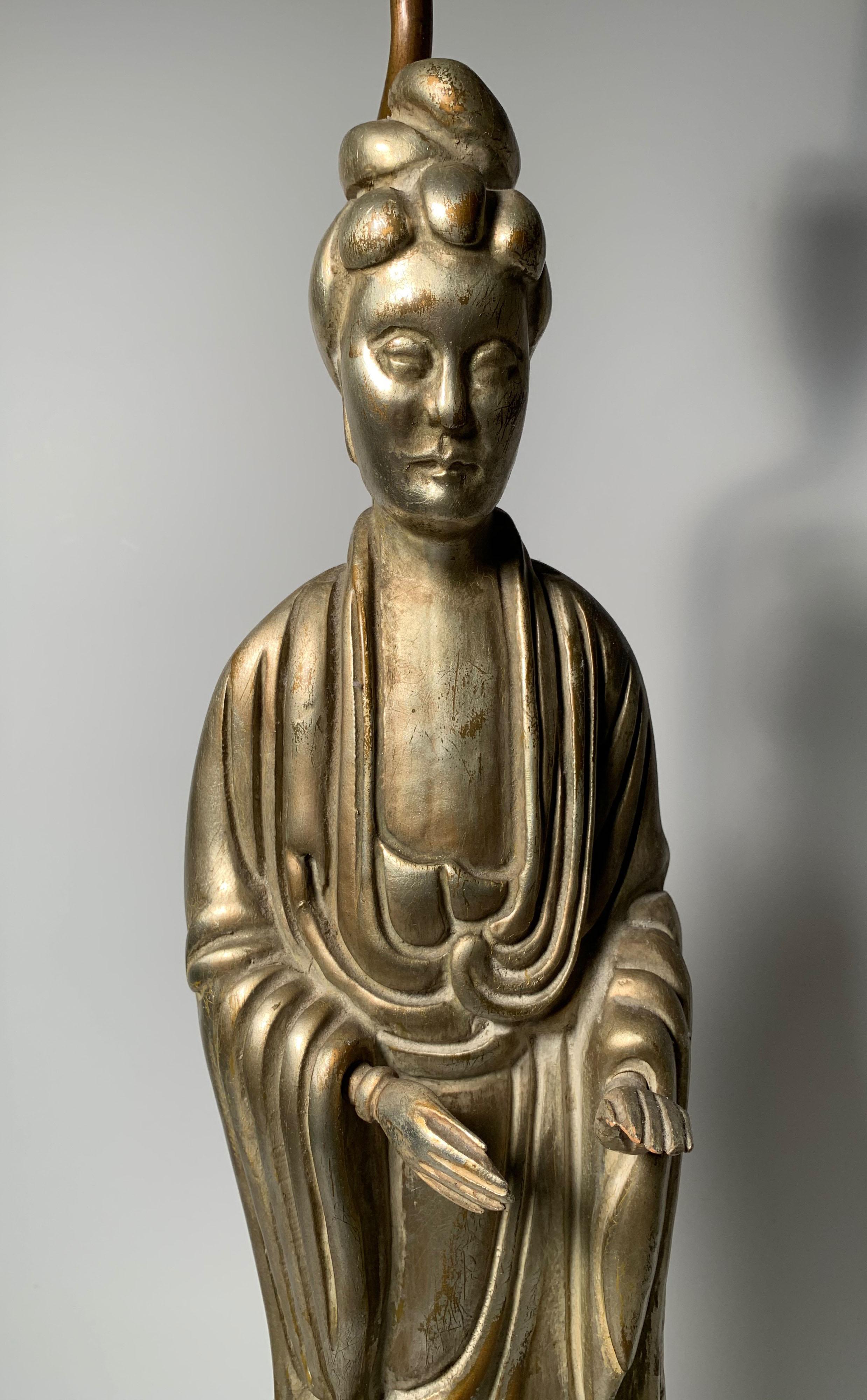 Américain Lampe de table vintage orientale Quan Yin avec finition argentée à la manière de James Mont en vente