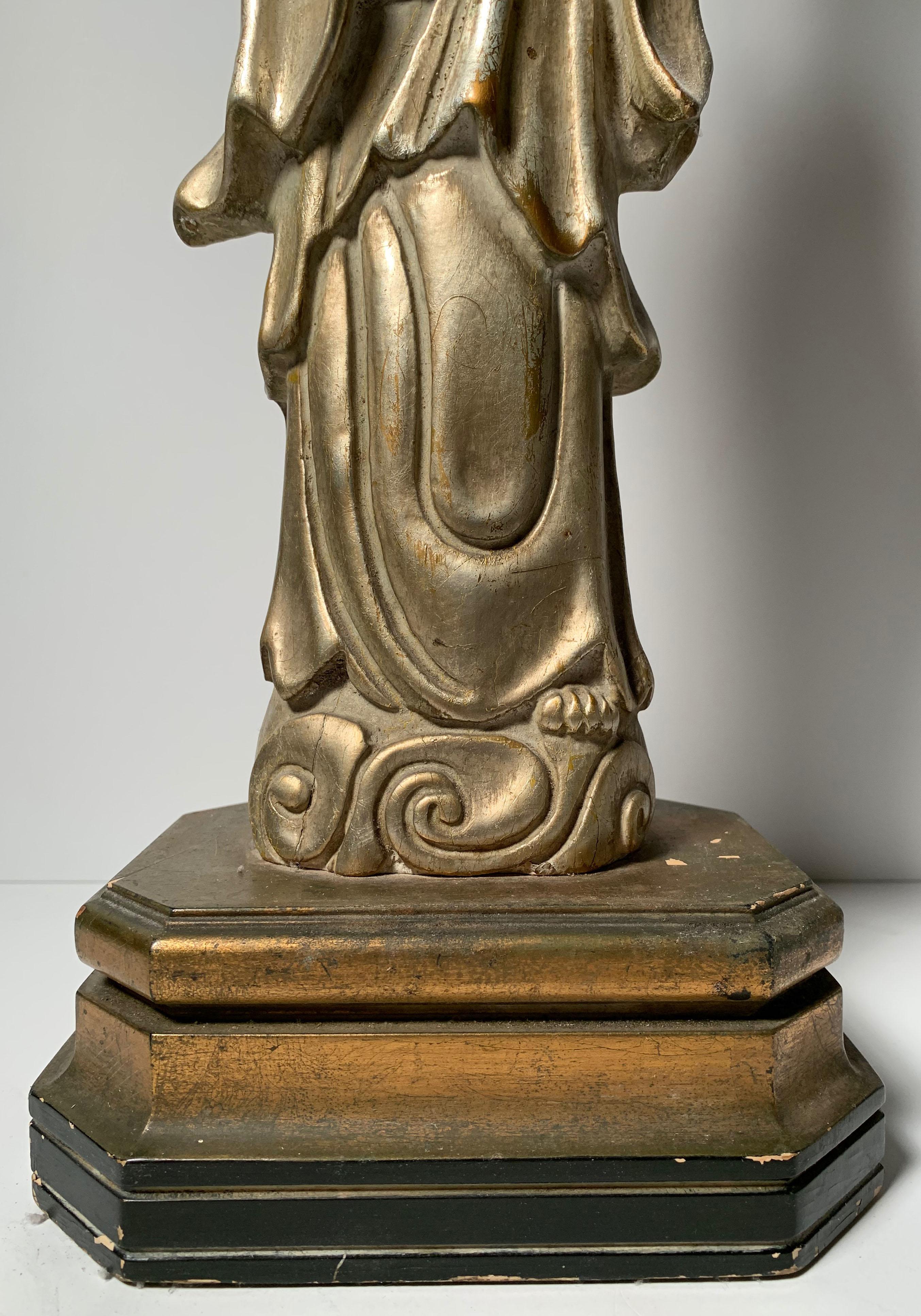Lampe de table vintage orientale Quan Yin avec finition argentée à la manière de James Mont Bon état - En vente à Chicago, IL